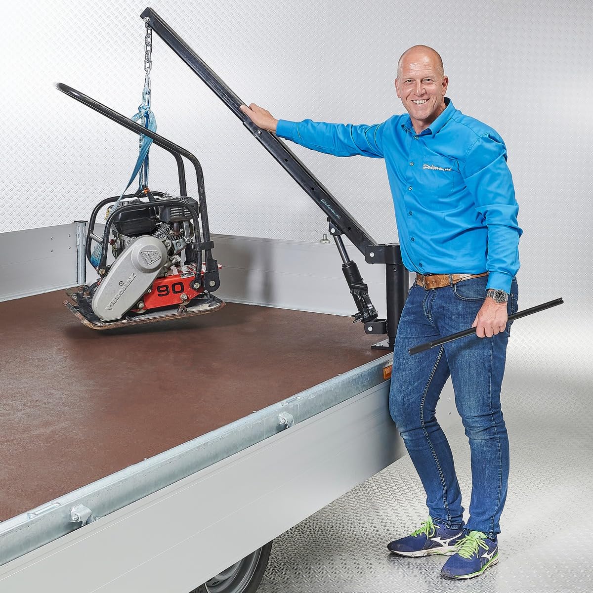 Datona - Hebebühne Auto Anhängerkran mit 360° Schwenkarm - teleskopierbarer Motorkran 135 cm Ausleger hydraulisch 4 Tragkraftstufen 225/270/315/450 kg Montagefuß schwarz