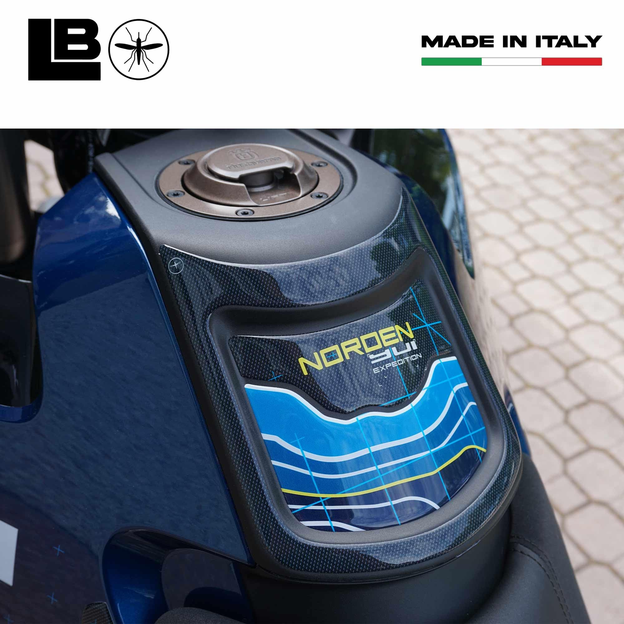 labelbike - Adesivo 3D Moto Paraserbatoio Protezione e Decorazione in Resina compatibile con Husqvarna Norden 901 2023