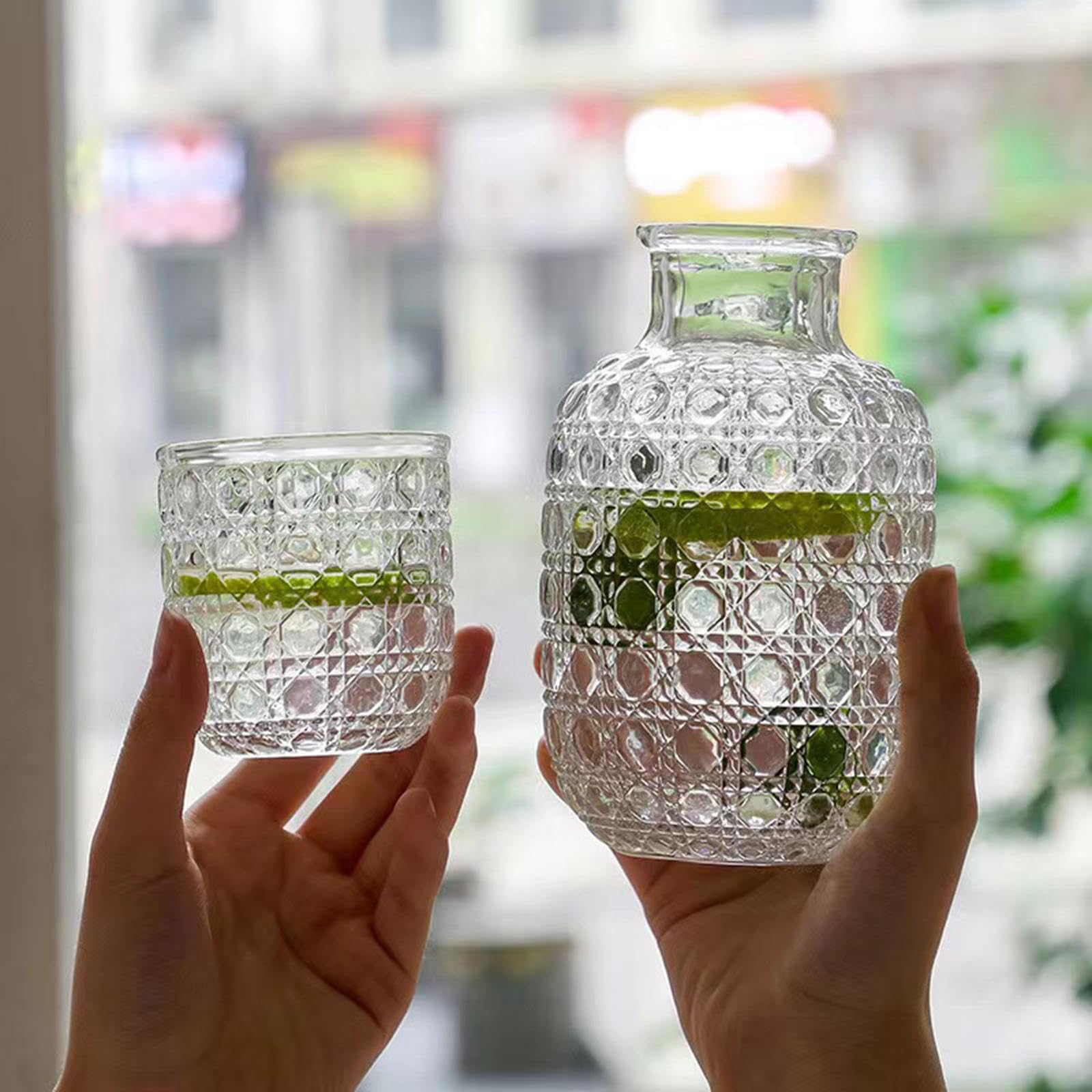 Qianly Bedside Wasserkanne Glas Karaffe Set mit Tasse Multifunktionskrug Glaskrug als Dekanter in Stilvollem Vintage Design für Schlafzimmer Wohnzimmer Büro, klar