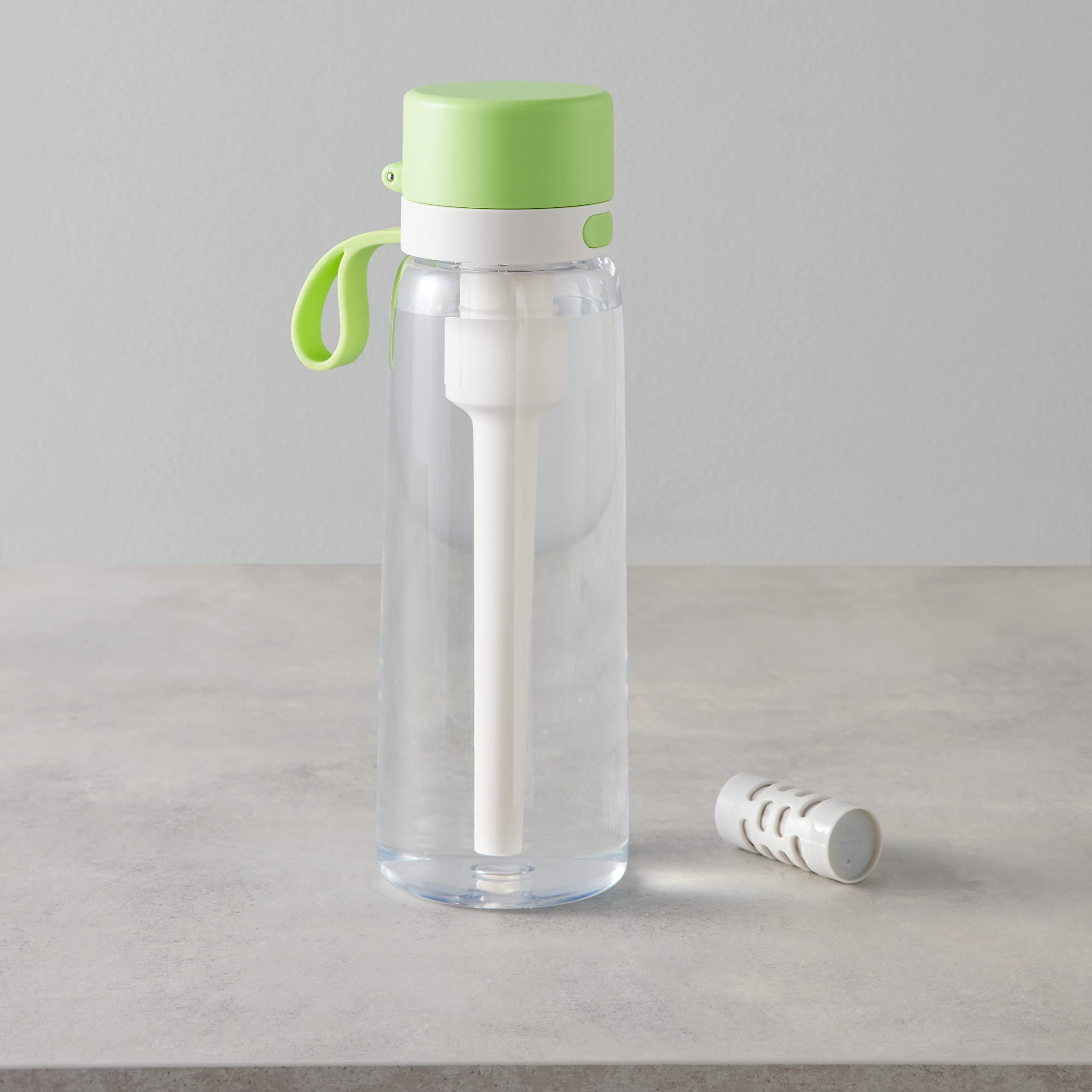 Amazon Basics - Bottiglia per acqua con filtro, in tritan privo di bisfenolo A, 660 ml (verde)