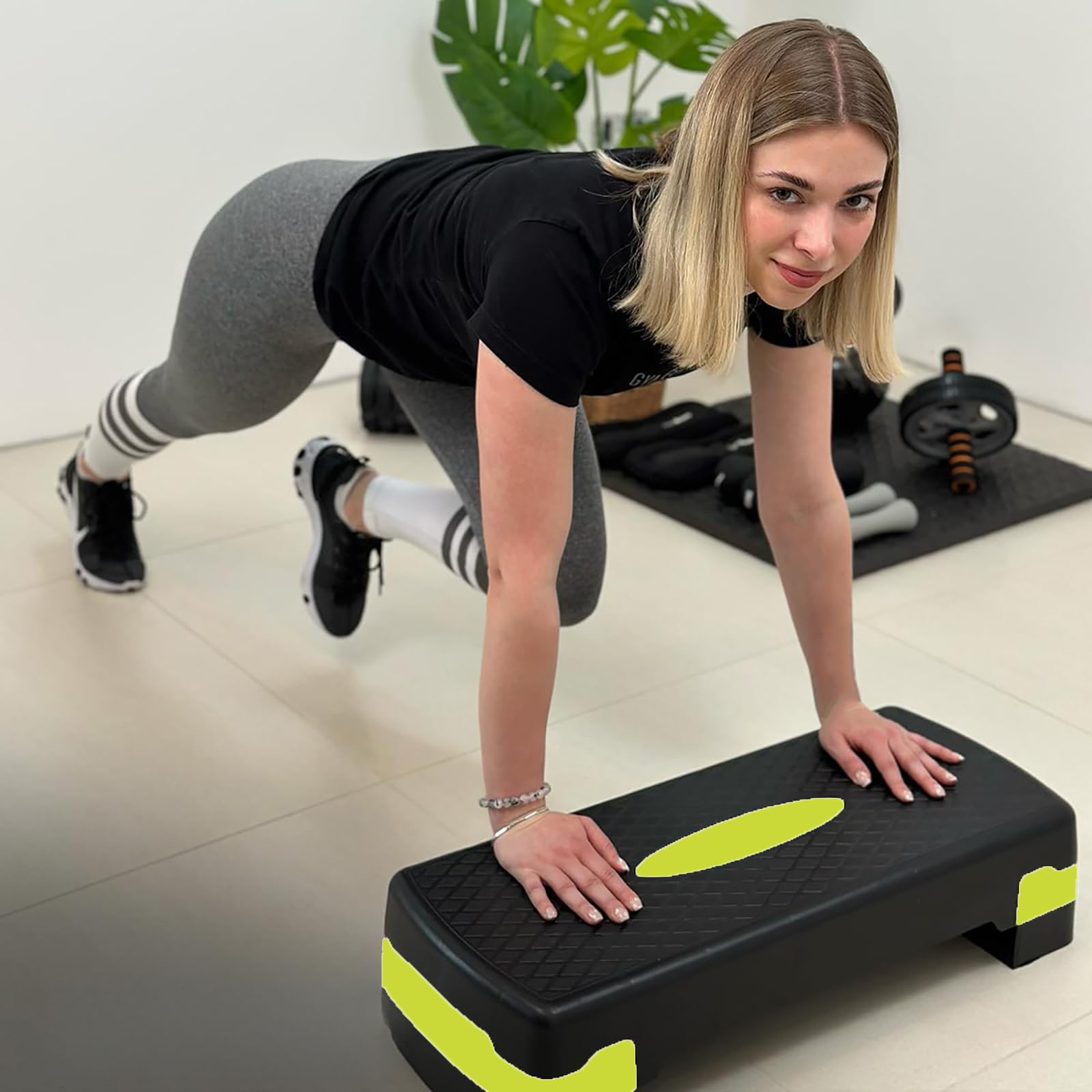 Planche de Step Fitness 68 cm Ajustable - Stepper Antidérapant avec Hauteur Réglable (10-15 cm) pour Entraînement Aérobic et Musculation à Domicile - Écologique, avec Élastiques et Poids