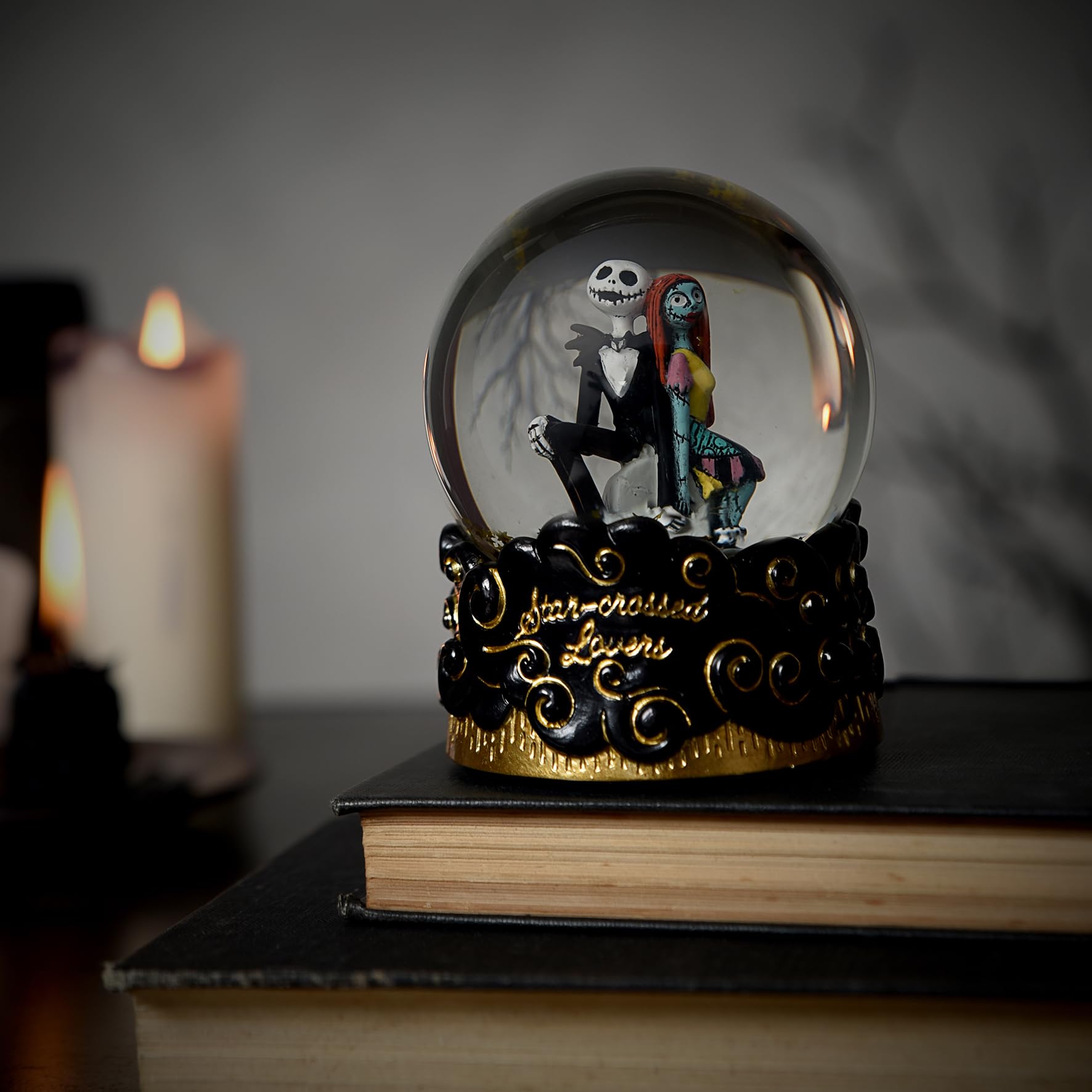 Boule à neige Disney L'Étrange Noël de monsieur Jack Skellington et Sally | Figurines Boule d'eau noire et dorée avec base gothique – Cadeau de collection pour les fans