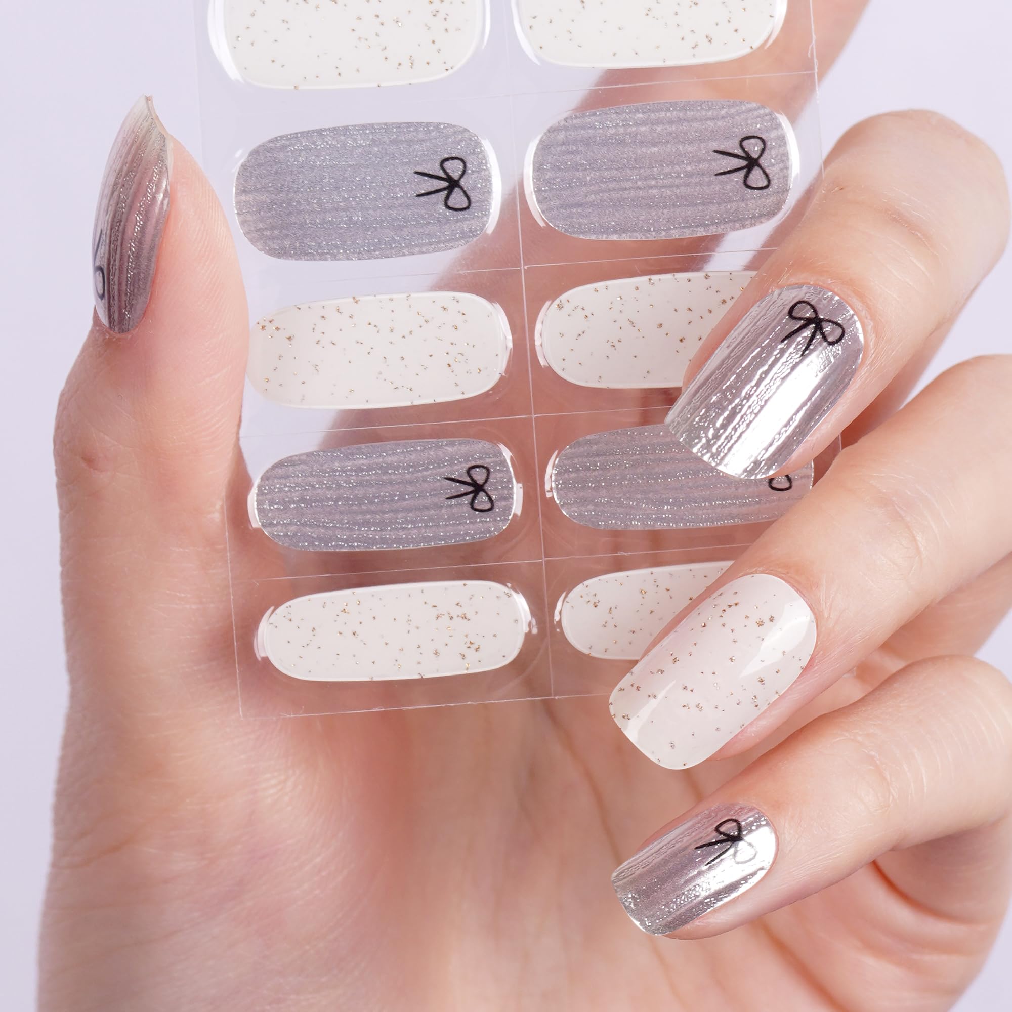 DANNI & TONI Halb ausgehärtete Gel Nagelfolien (Silver Embrace) Silber Schleife Goldglitter Glänzend Nagelset uv Gel Nagelfolie Nagelsticker Nageldesign Selbstklebend Wraps 28 Aufkleber