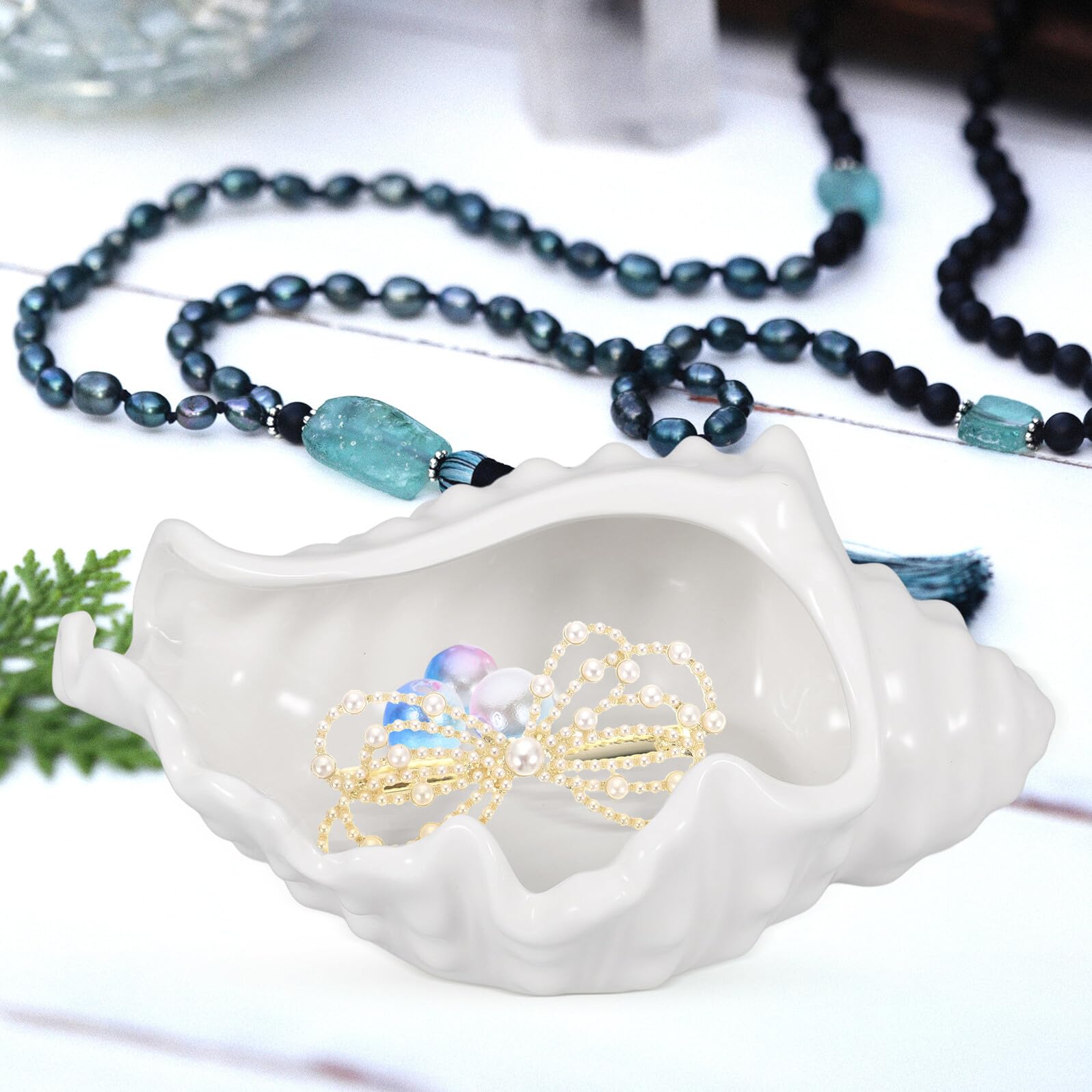 Schmuckschale als Dekoratives Wohnaccessoire Keramik Weiß in Muschelform mit Einzigartigem Design zur Aufbewahrung von Ohrringen und Halsketten für Zuhause
