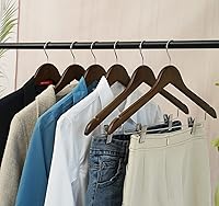 Vista 7 de Perchas de madera con clips, paquete de 16 perchas de madera para faldas con clips, perchas de madera de nogal seleccionada de alta calidad