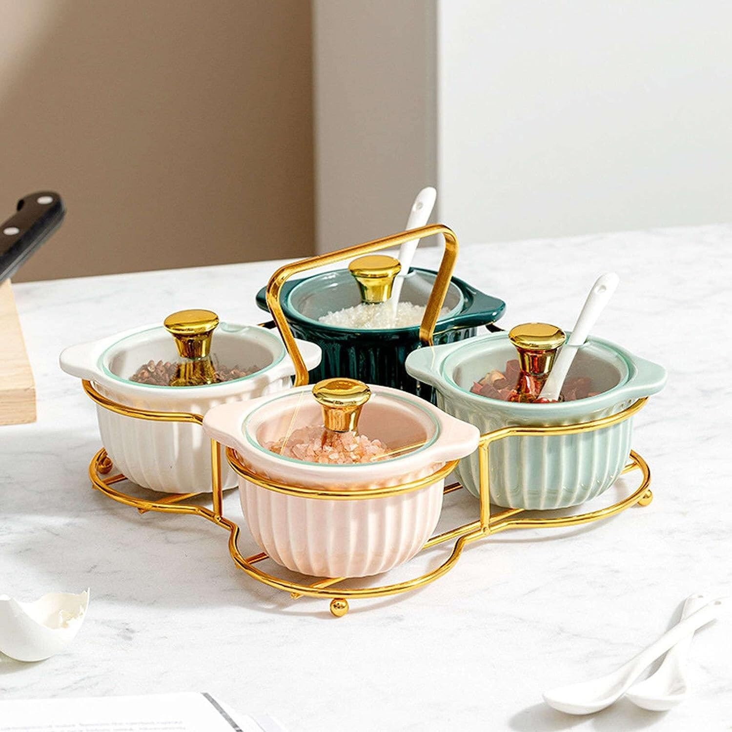 SAeWare Juego de 4 recipientes de cerámica para condimentos con tapa de cuchara y bandeja, tarros de condimentos con cuchara, cocina, especias, azúcar, encimera de cocina, colores mixtos