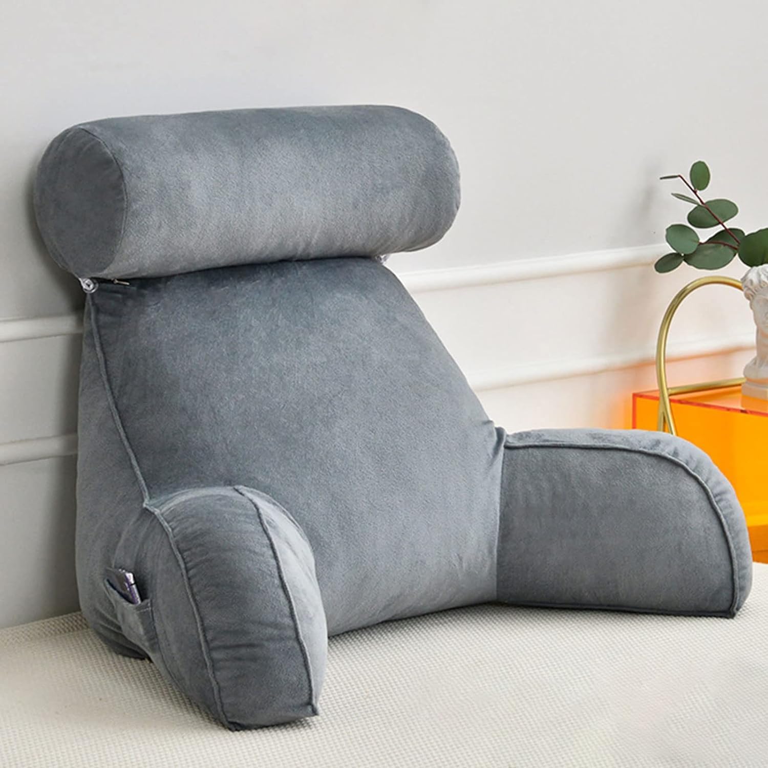Oreiller de lecture ergonomique gris pour ne plus avoir mal au dos au lit