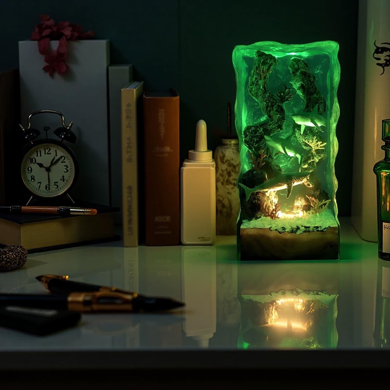 Lampada notturna resina 3D con squalo bianco e subacqueo, base legno RGB LED. Decorazione e regalo per gli amanti del mare