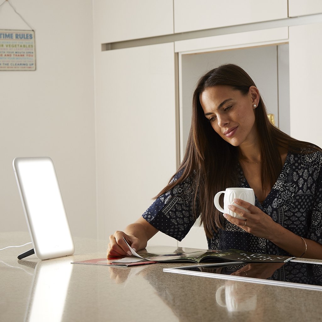 Lumie Bodyclock Shine 300 - Réveil et Simulateur d’Aube et de Crépuscule avec Radio et 14 Mélodies & Vitamin L - Lampe Lumière du Jour Compacte, 10 000 Lux Tablette De Lumière