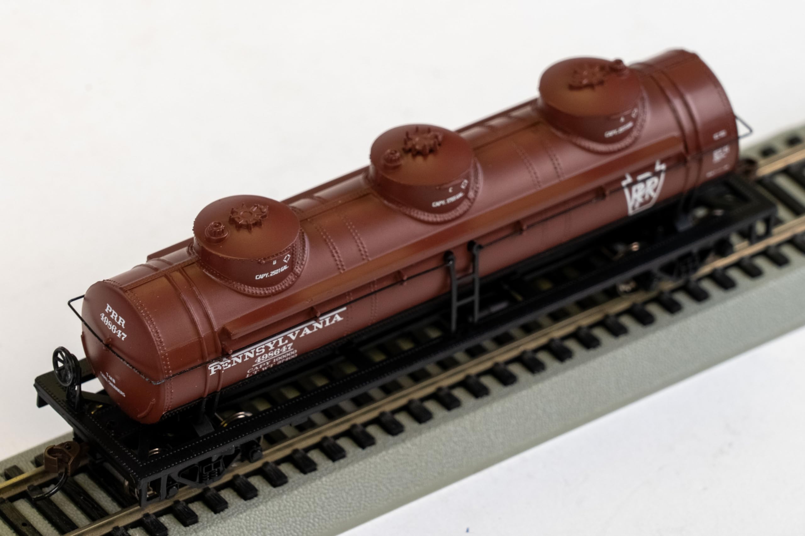 Amazon.com: 40' Three-Dome Tank Car - PRR #498647 - HO Scale
