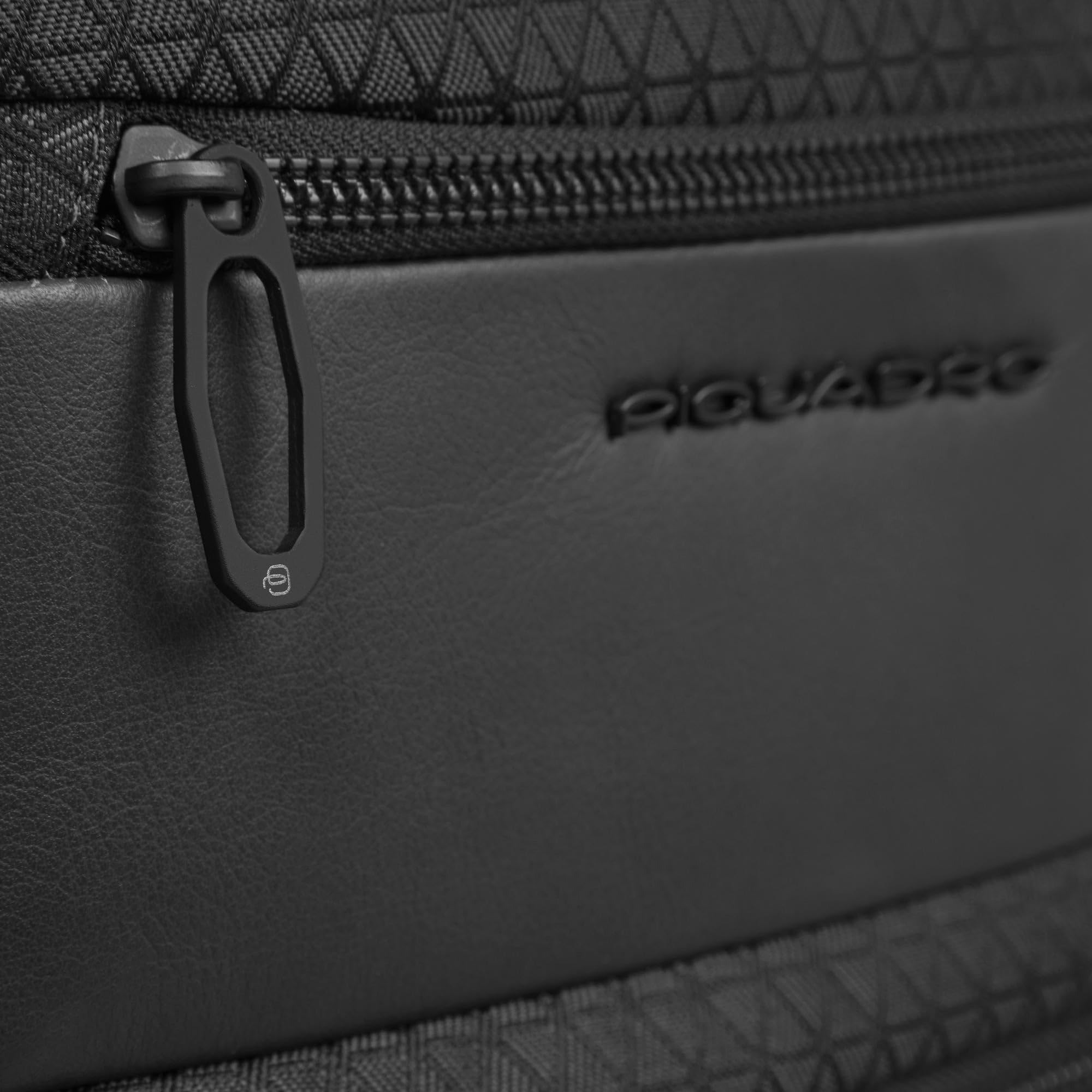 PIQUADRO - Zaino Viaggio Modulare 2in1 PC 15,6" Pelle - Unisex - Nero | Aggancio per Trolley, Doppia configurazione, Spallacci imbottiti, Vani organizzati, Trasferte, Business