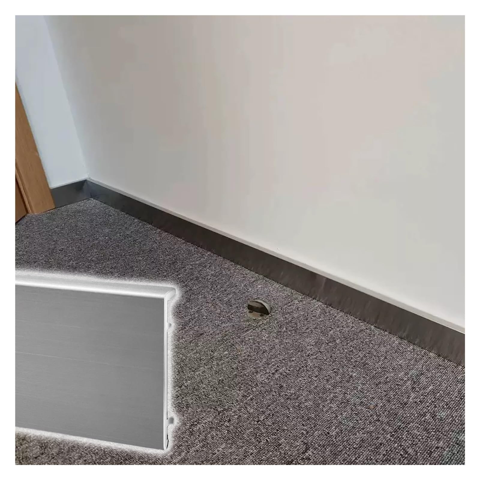 Plinthe métallique pour couloir d'école et bureau avec hauteur de 15cm grise
