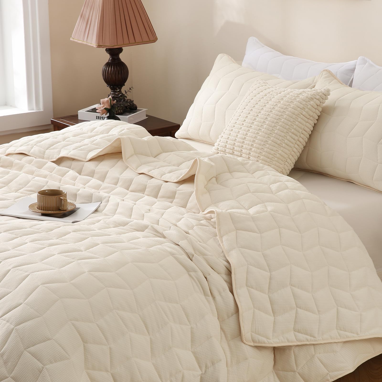 HiSnug Seersucker Quilt Set King Size - Cream Bedspread Oversized Lightweight, Soft Quilted Bed Spread Coverlets, Breathable Quilts Bedding Set for