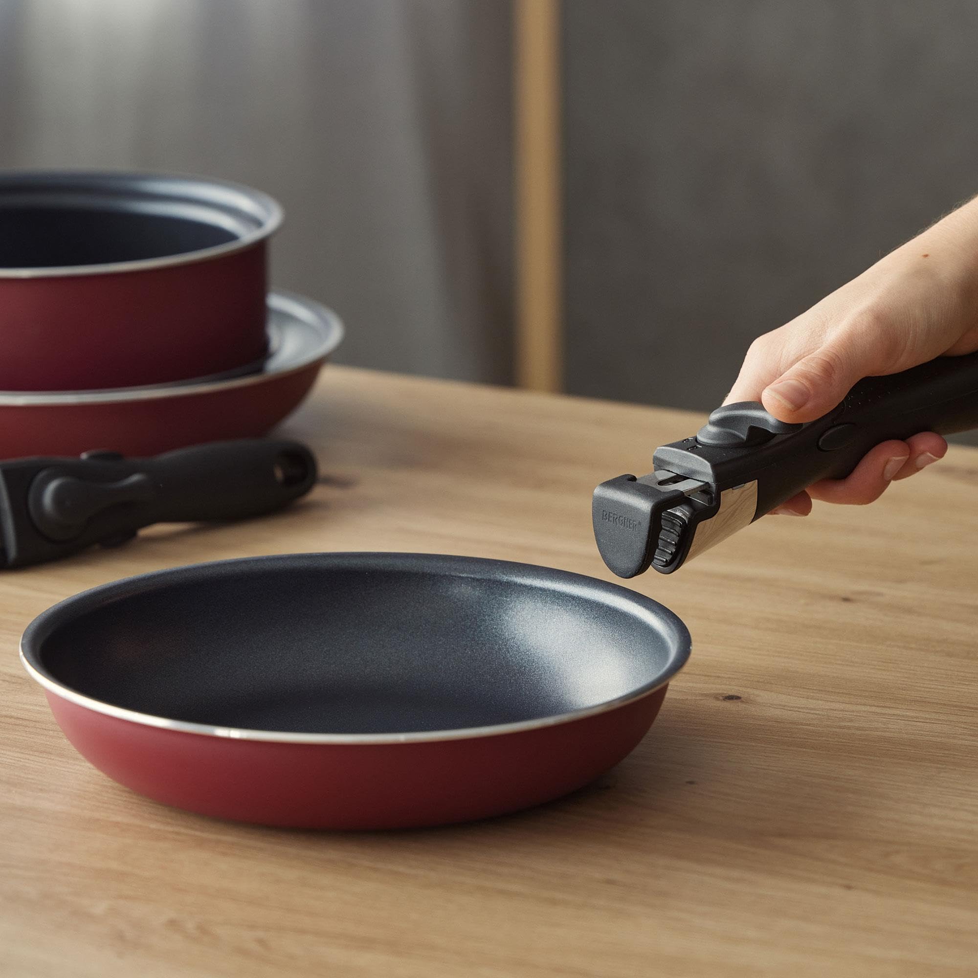 Set de 5 poêles Ø18Ø20Ø22Ø24Ø26cm avec 2 poignées amovibles + 3 casseroles Ø16Ø18Ø20cm avec manche amovible -Aluminium pressé couleur rouge Click&Cook Bergner