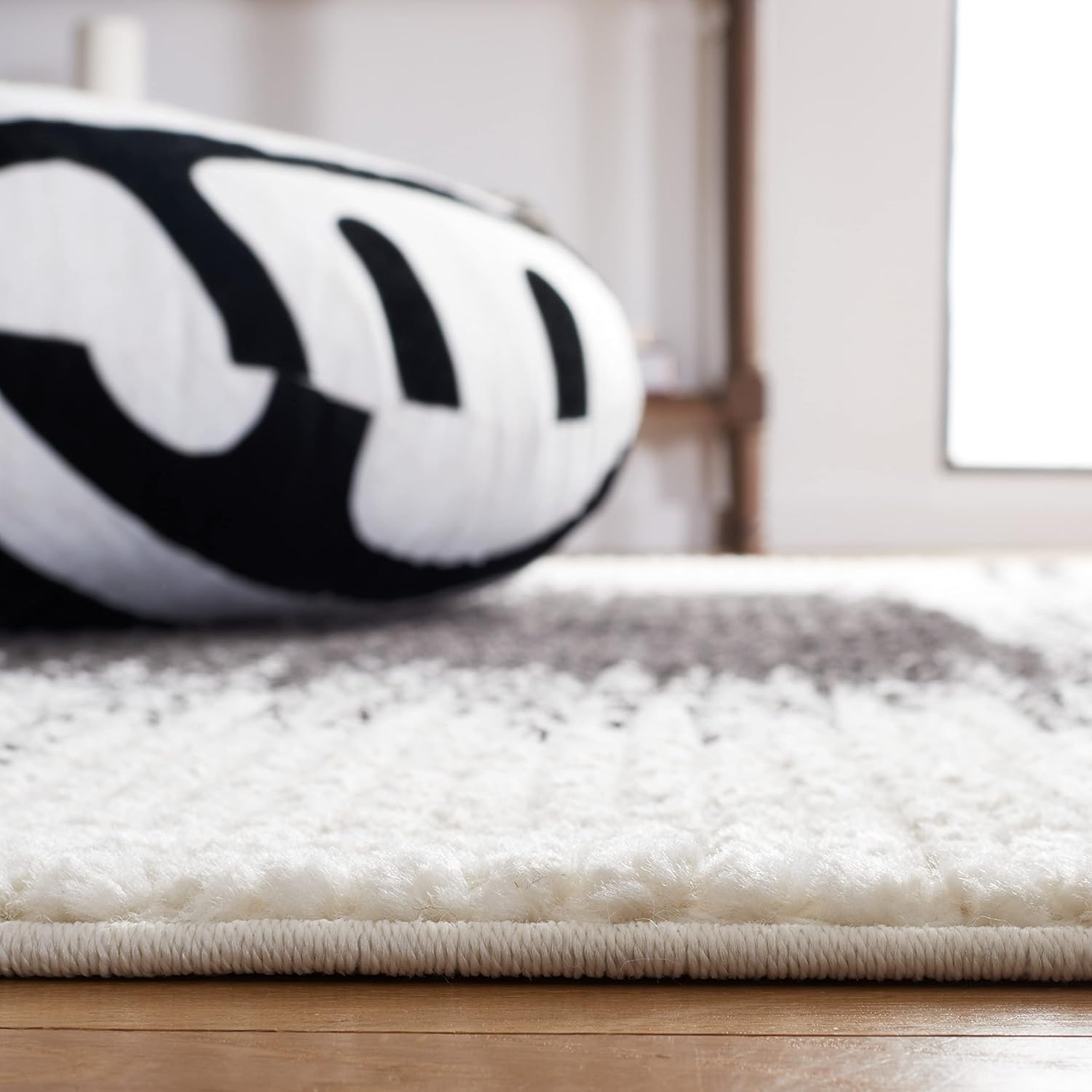 SAFAVIEH Moroccan Tassels Collection Area Rug - 5'5" x 7'6", Ivory & Black, Modern Boho Rustic Design, Non-Shedding & Easy Care, Ideal for High Traffic Areas in Living Room, Bedroom (MRT107A)