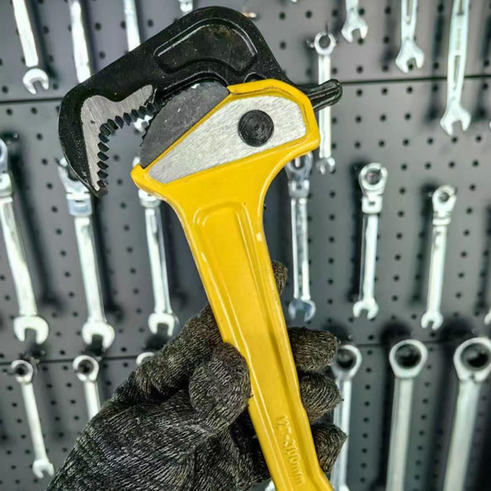 Herramienta de llave de fontanería de trinquete resistente con agarre ergonómico de tres dientes para espacios reducidos y reparaciones profesionales de tuberías llave de fontanero