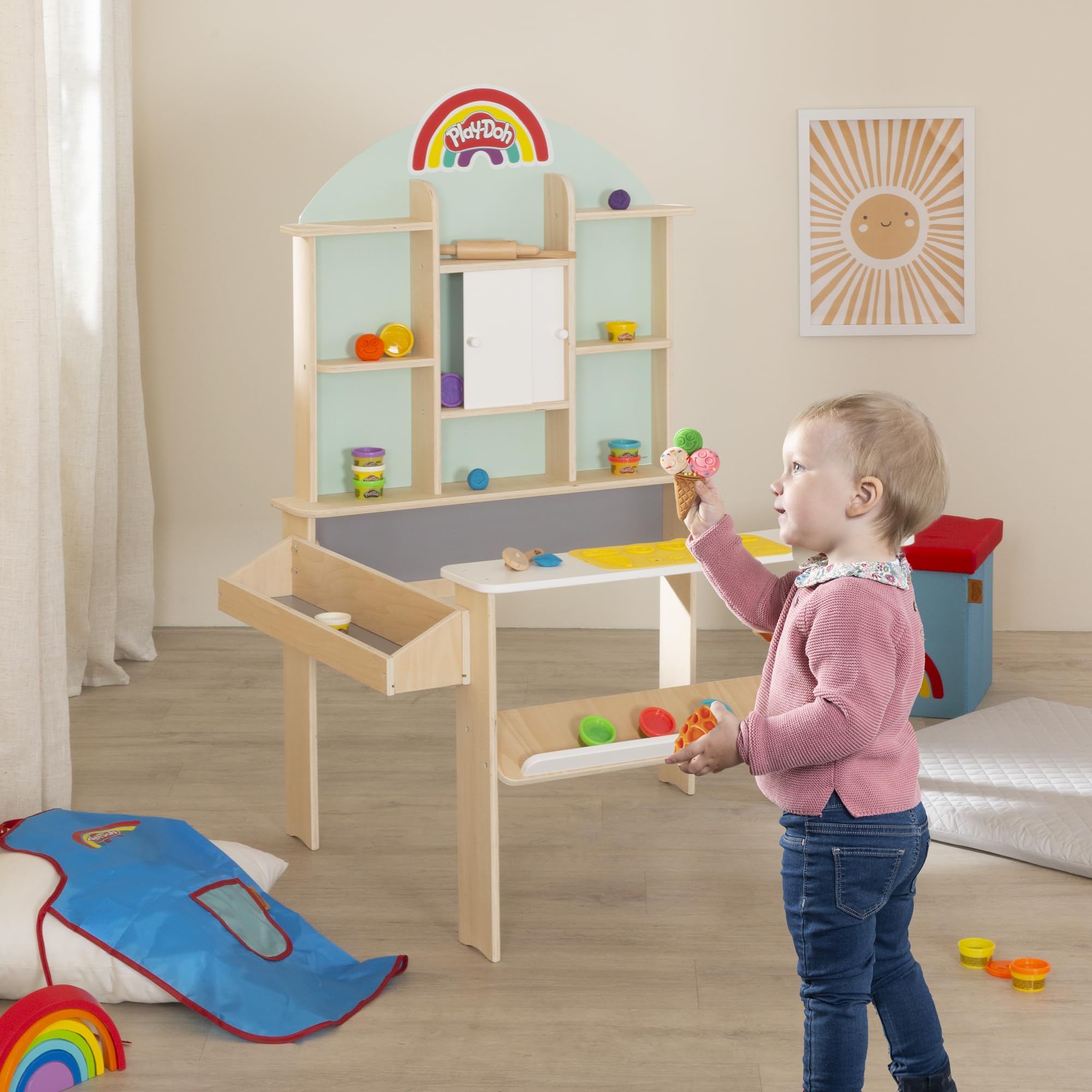 Roba x Play-Doh sklepik dla dzieci, 12 pojemników ciastoliny, 3 narzędzia, fartuszek, mata 3D. Drewniany, certyfikat FSC, edukacyjny – dla dzieci 3+