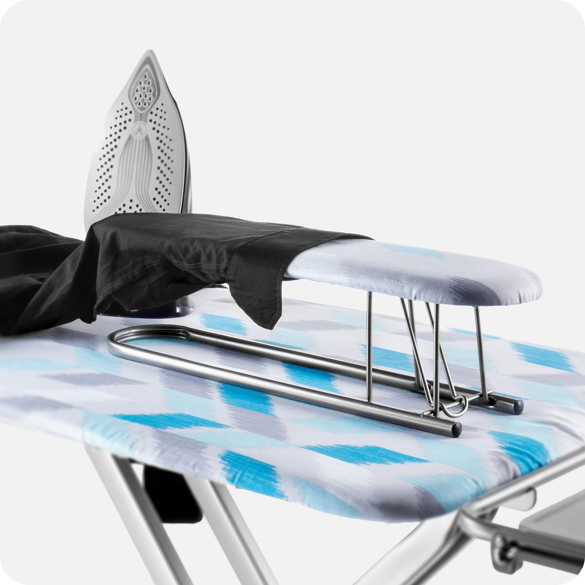 KADAX Tabla de Planchar Plegable con Enchufe, Altura Regulable, Funda Removible, Mesa para Planchar Mangas y Soporte para Plancha y Cable (Azul Claro)