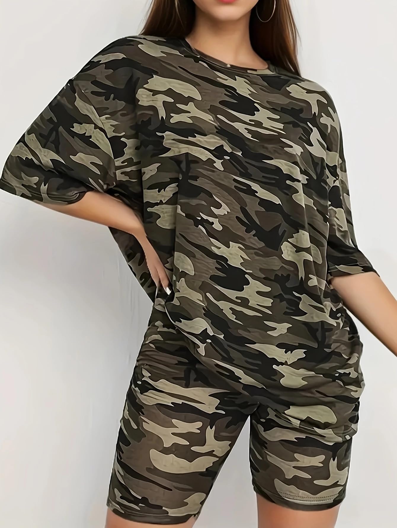 Conjunto de 2 piezas con estampado de camuflaje para mujer, camiseta de manga corta de gran tamaño y pantalones cortos de motociclista — view 5
