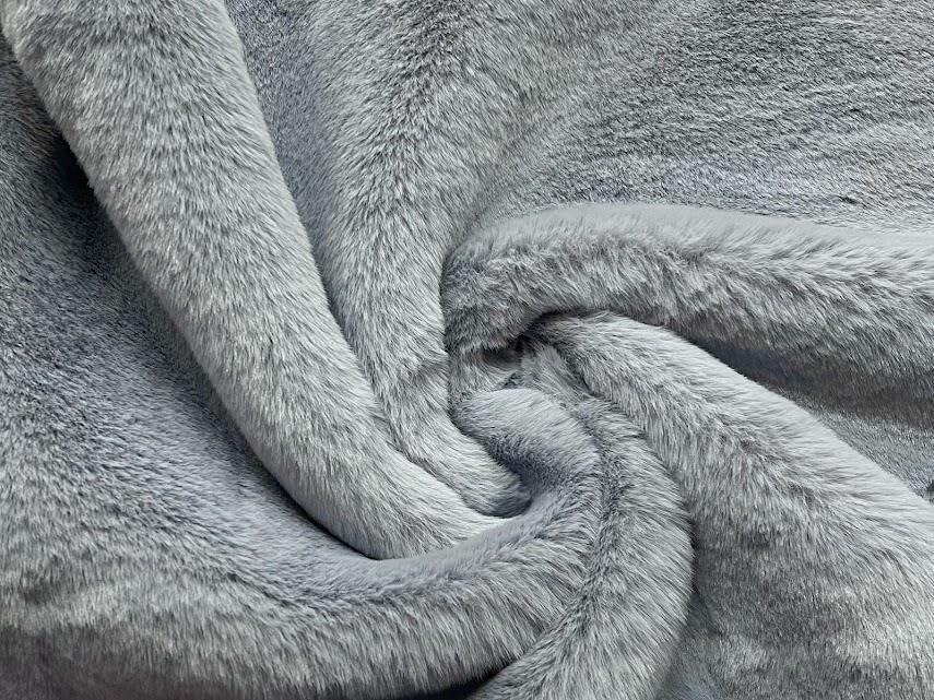 Tissu fausse fourrure bleu poudré 5 m pour un salon cocooning