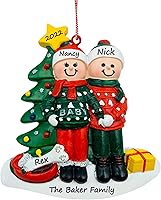 Vista 1 de Adorno Colgante de Pareja Embarazada y Perro - Adorno de Navidad para Esperando con Hueso de Perro, Personalizado