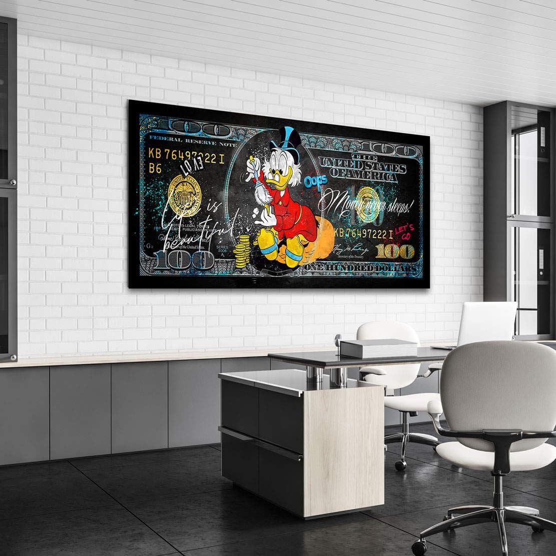 Kunstgestalten24 Dagobert Pop Art Leinwandbild – Dollar Design mit „Money Never Sleeps“ – Street Art Wandbild für Büro Wohnzimmer oder Gaming Room – Moderne Geld Deko 175x70x4cm