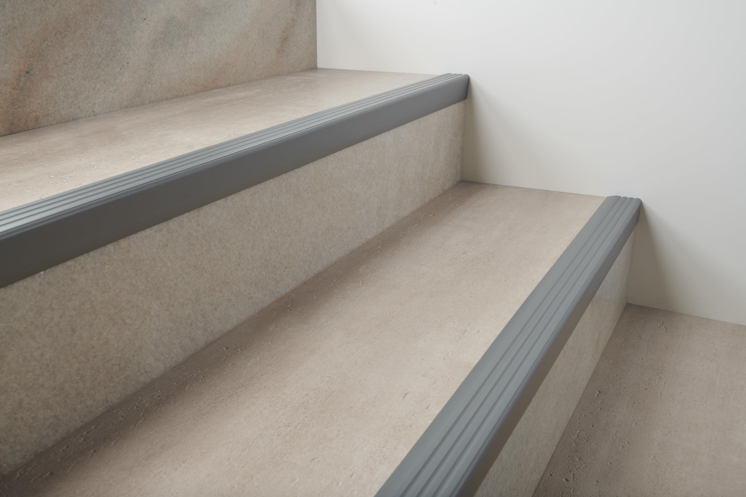 10er-Set PVC Treppenkantenprofil Antirutsch-Profil Winkelprofil Selbstklebend Treppenkantenschutz 50x40mm - 1,10m