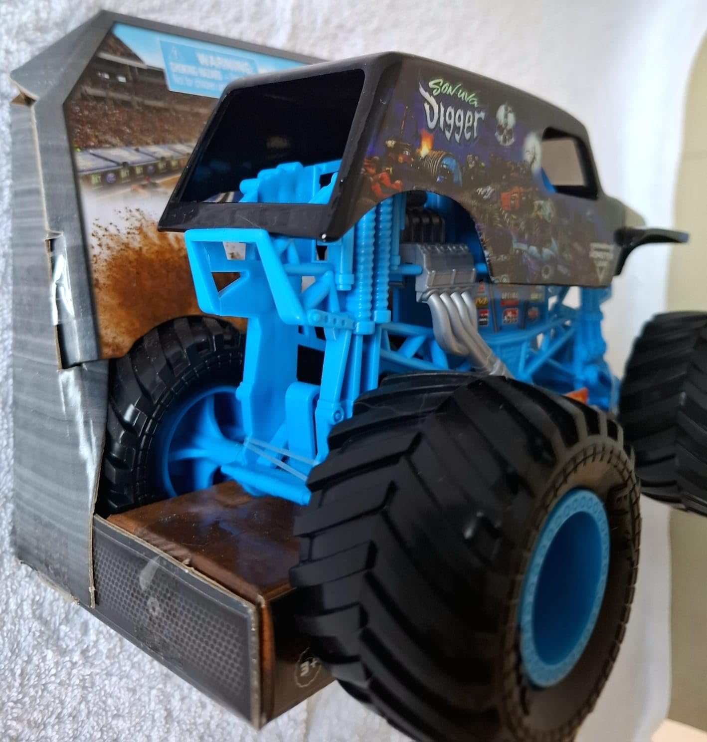 Monster Jam, Official Series 24 Oversized Sun-Uva Digger Blue Rims Monster Truck, Collector Die-Cast Vehicle, 1:24 Scale, Kids Toys for Boys Ages 3 and up