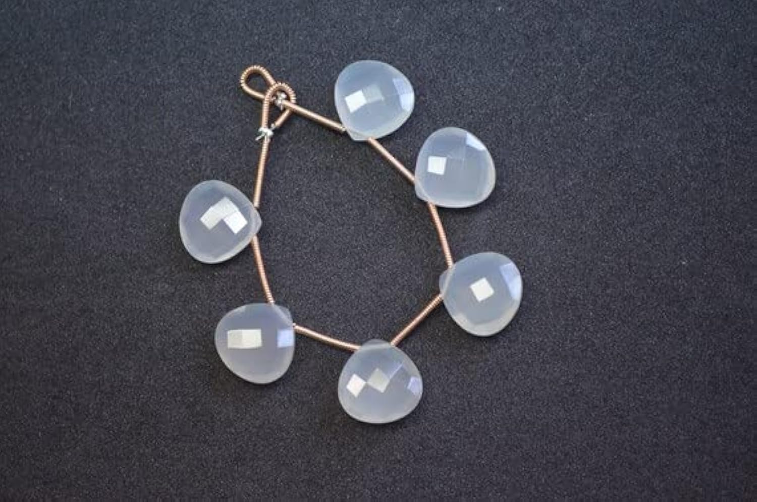 Chalcedony faceted heart beads pour des boucles d'oreilles d'été élégantes
