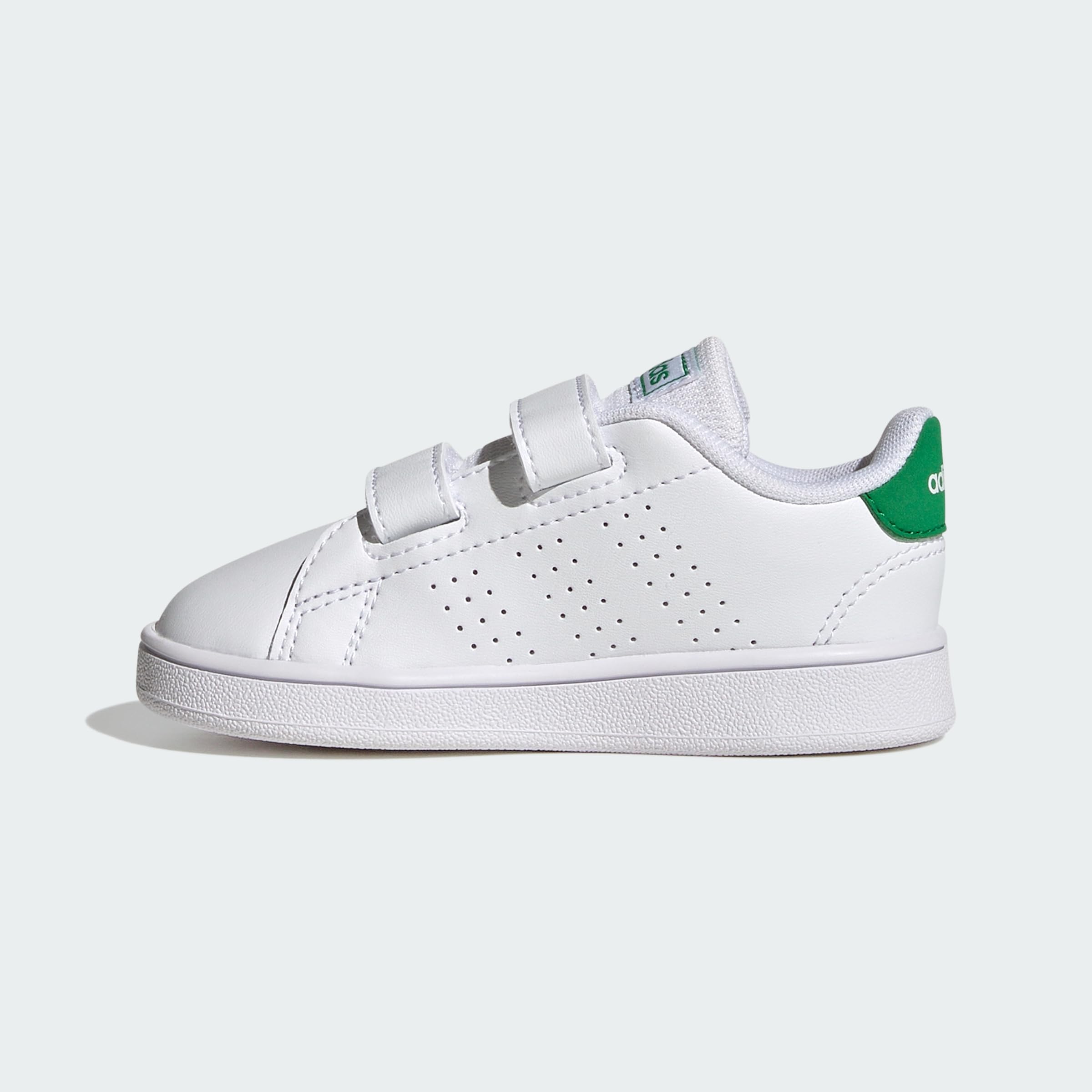 Gros plan sur le système de fermeture à double scratch des baskets Adidas Advantage pour enfants, facilitant l'autonomie.