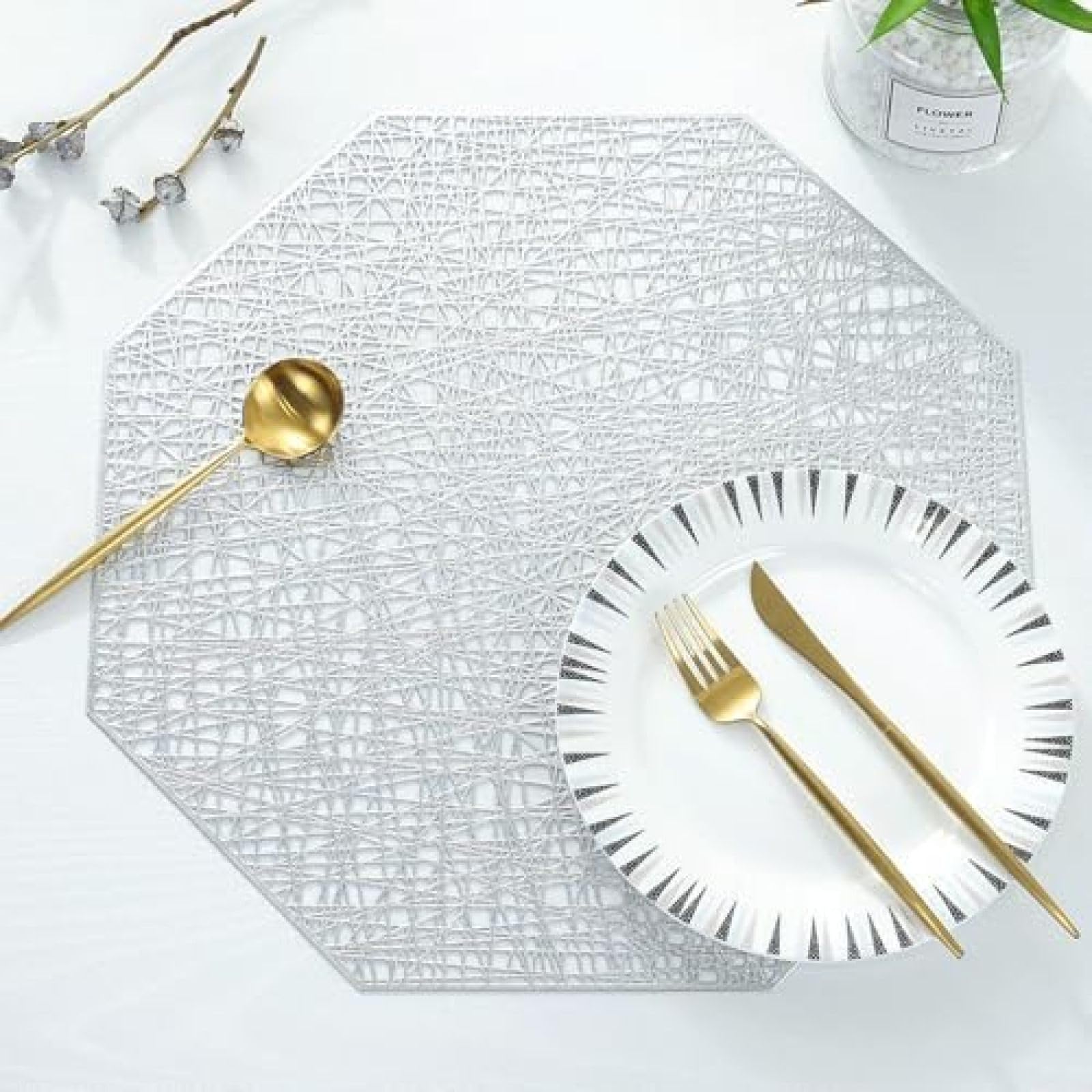 Set de table creux géométrique en PVC argenté et chic pour illuminer vos dîners