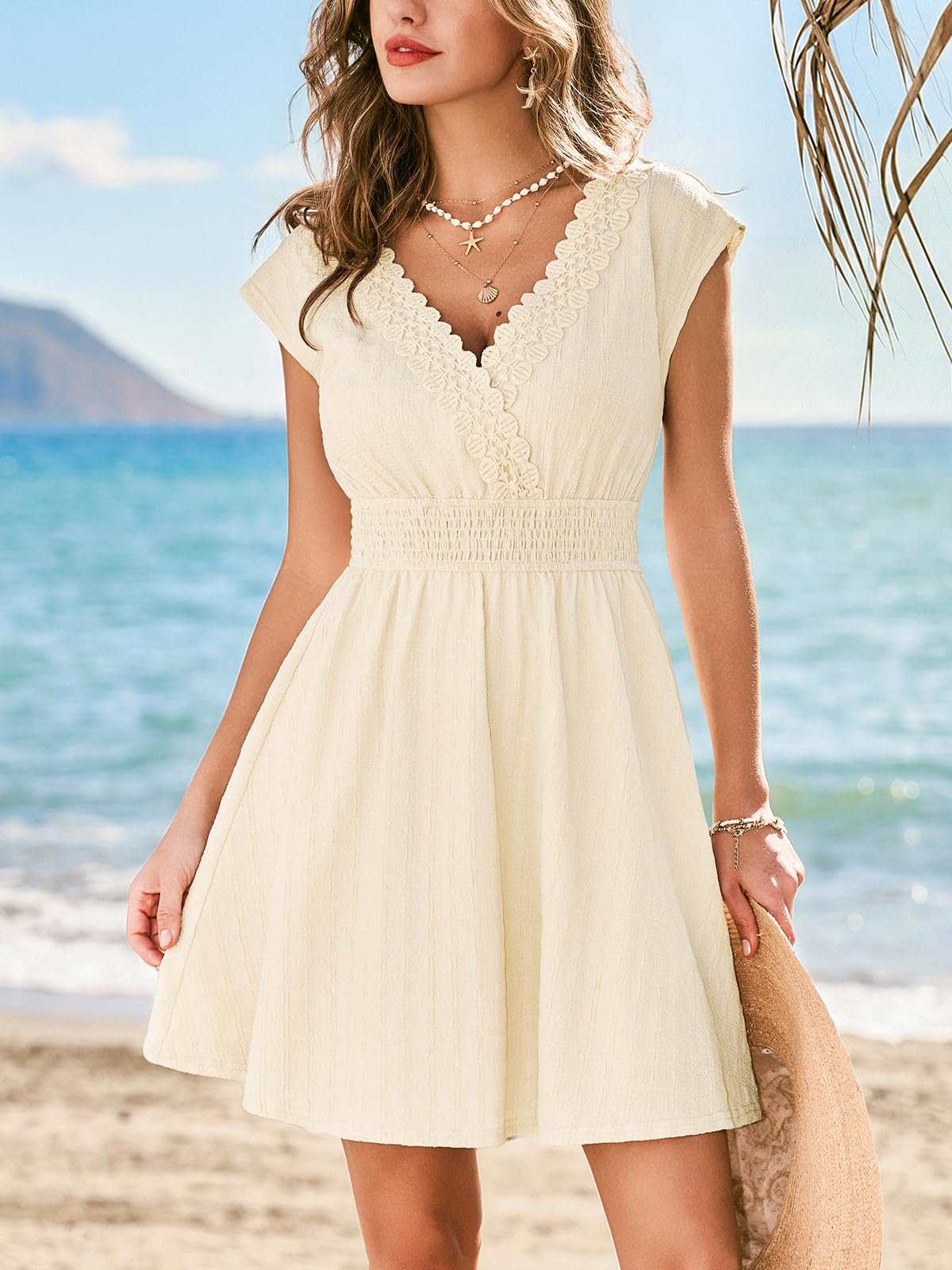 CUPSHE Damen Sommerkleid Spitzen V-Ausschnitt Minikleid Gesmokt Ärmellos Freizeitkleid A-Linie Strandkleid