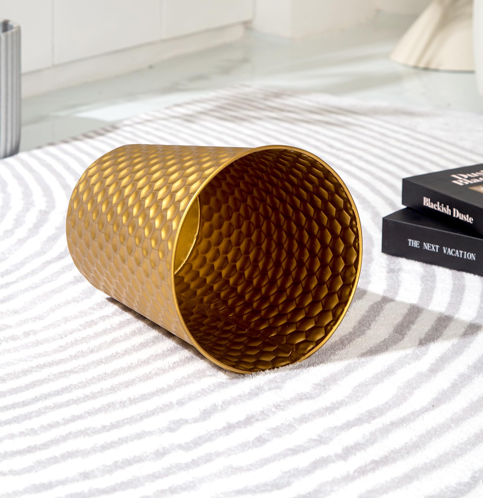 Piccolo cestino della spazzatura in metallo, decorativo, a nido d'ape, moderno, rotondo, per bagno, camera da letto, cucina e ufficio (oro)