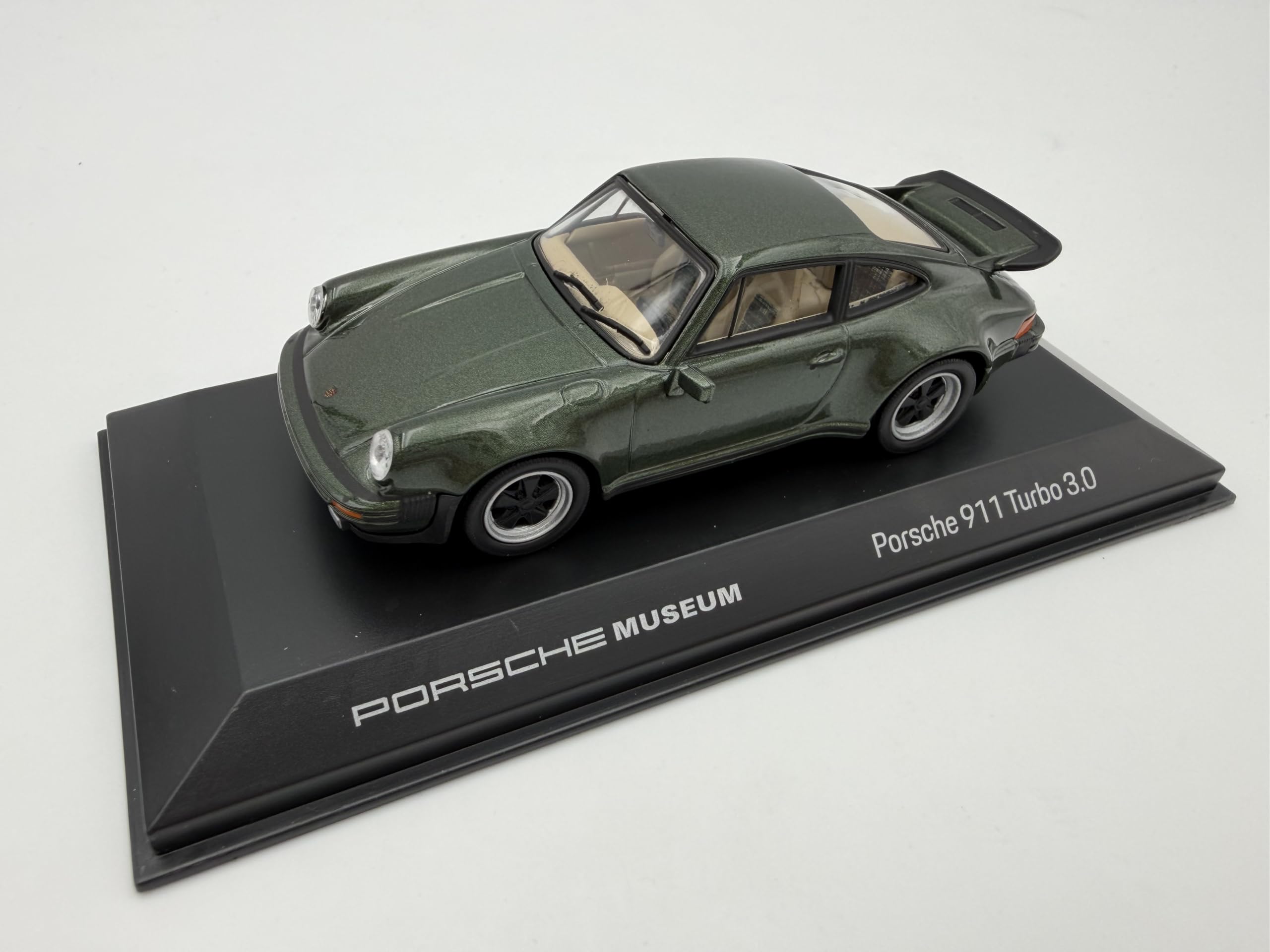 Porsche 911 (930) Turbo 3.0 Modellauto 1:43, grün - Detailgetreues Sammlermodell I GT Marketing I Miniatur Fahrzeug (Museum Edition)