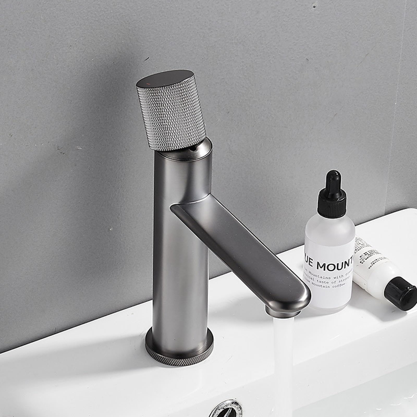 Inodoro de baño de doble orificio grifo gris frío y caliente con tubo de entrada de 60 cm