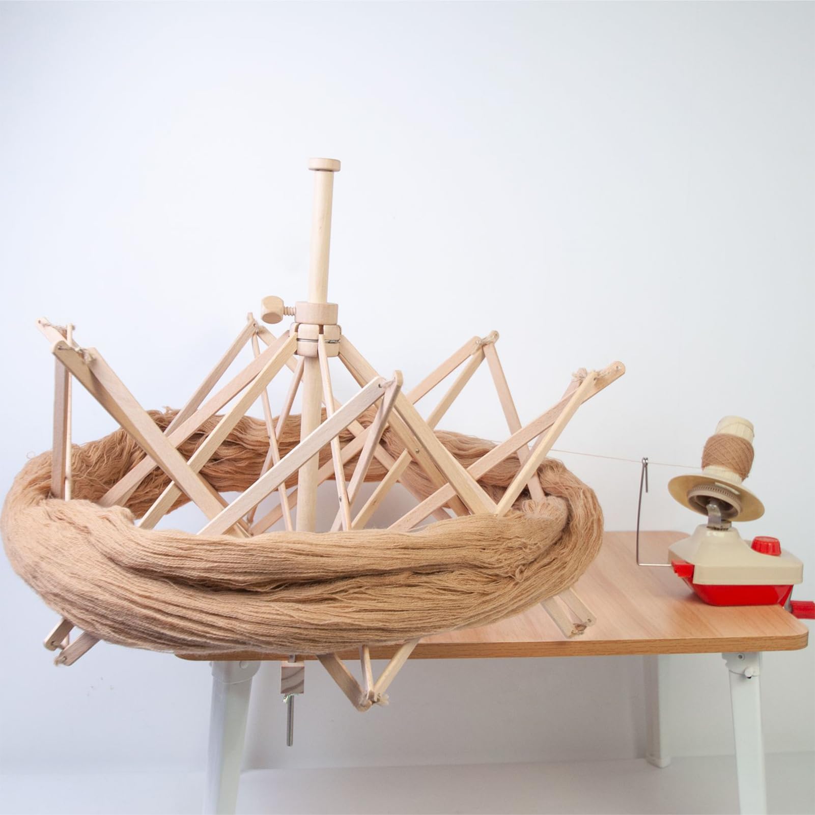 Nawijacz parasola, przędzarka do przędzy, narzędzie do szydełkowania, drewniana konstrukcja, regulowany obrót, użycie dla entuzjastów szydełkowania dziewiarskiego, 60 x 40 cm, naturalne drewno, kolor