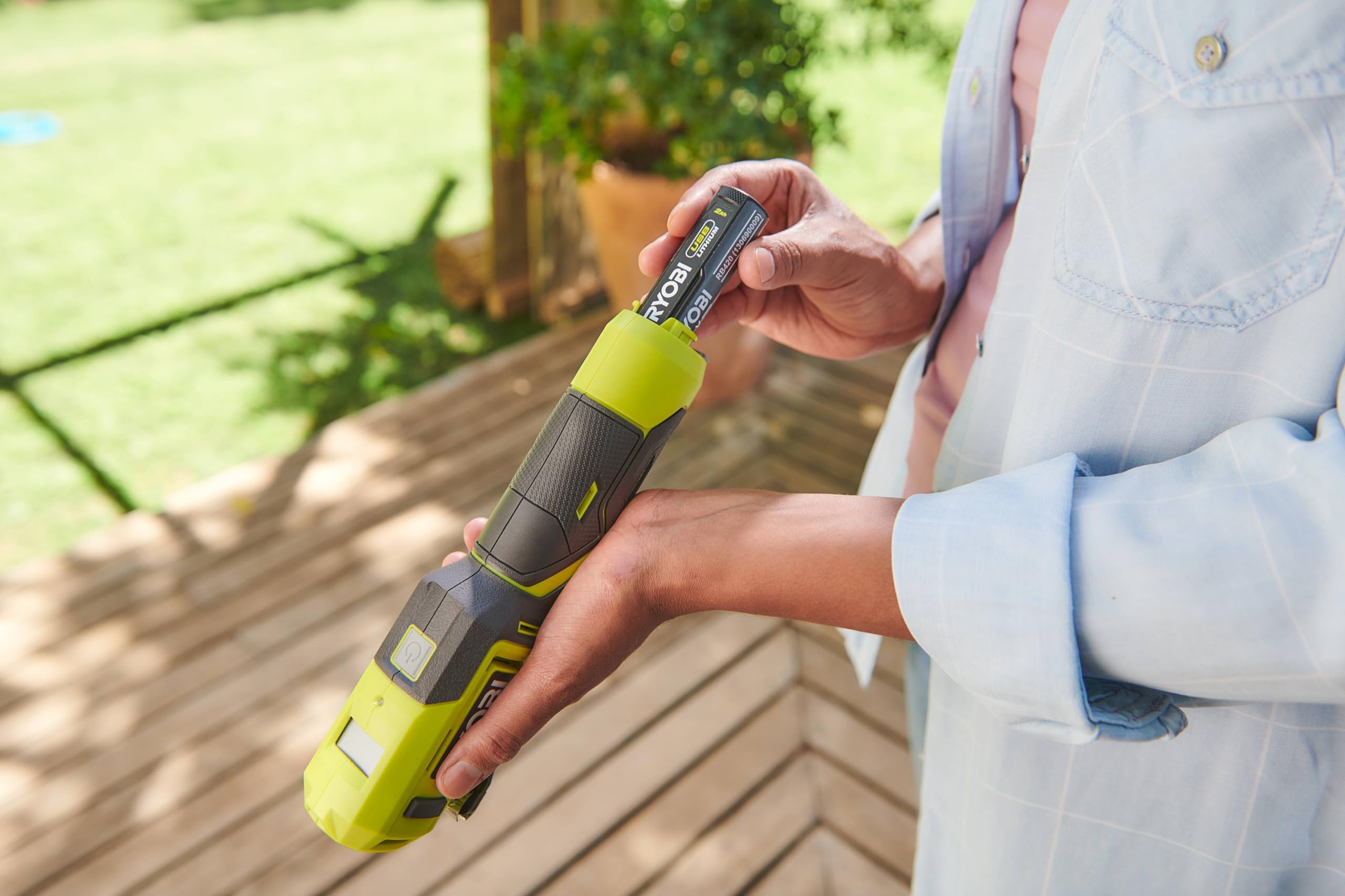 RYOBI 4V USB Lithium Inflator - do 6,9 bara - Dostarczany z 2 końcówkami do pompowania (sprzedawane bez baterii) - RI4-0