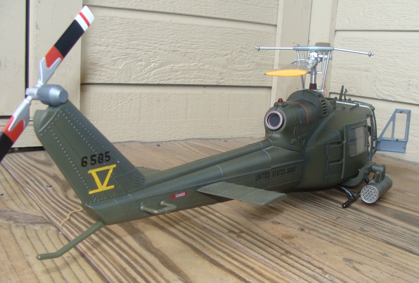 Amazon | Ultimate Soldier XD Xtreme Detail UH-1C ヘリコプター