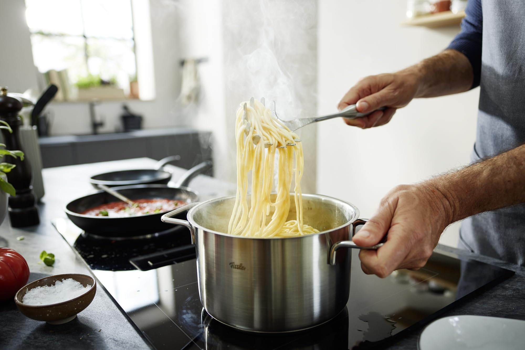 Fissler Cazzuola essenziale in silicone con manico in acciaio inox (38 cm) per salsa, mestolo, con occhiello per appenderla, lavabile in lavastoviglie