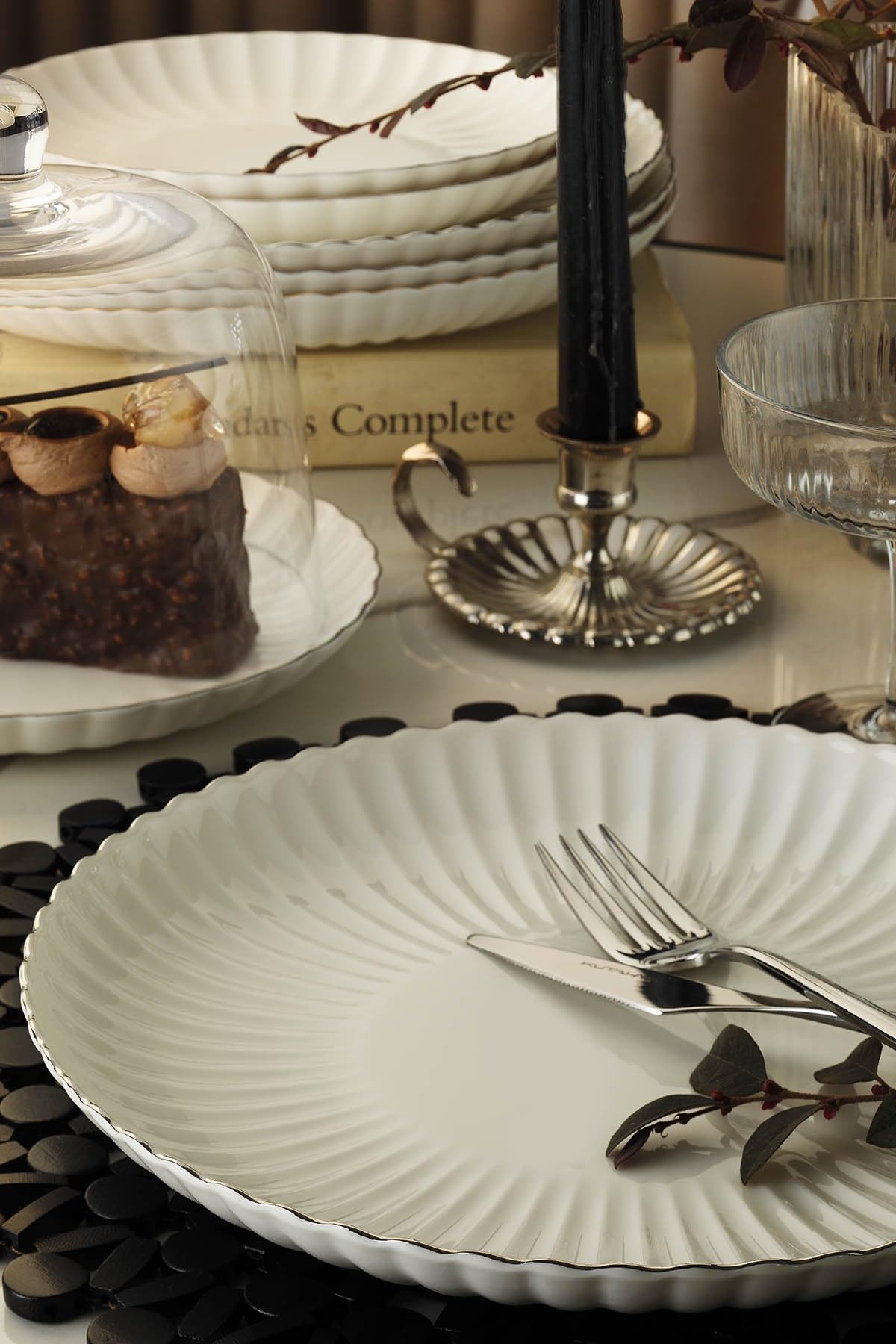 Vajilla elegante de 24 piezas, 100% porcelana, color blanco y plateado, incluye platos, platos hondos de postre y cuencos, no apto para lavavajillas y microondas