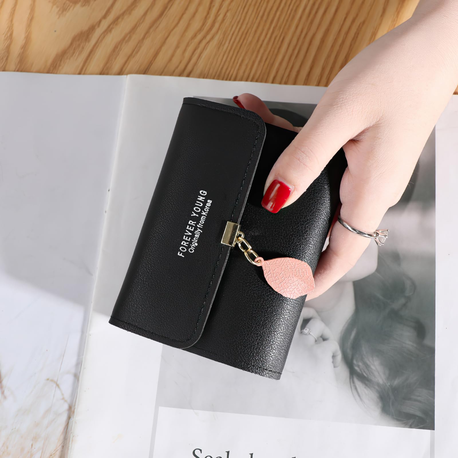 Elegant PU Leather Women's Wallet with Metal Snap Closure & Leaf Charm, Double-Fold Compact Design with Multiple Card Slots（Black）