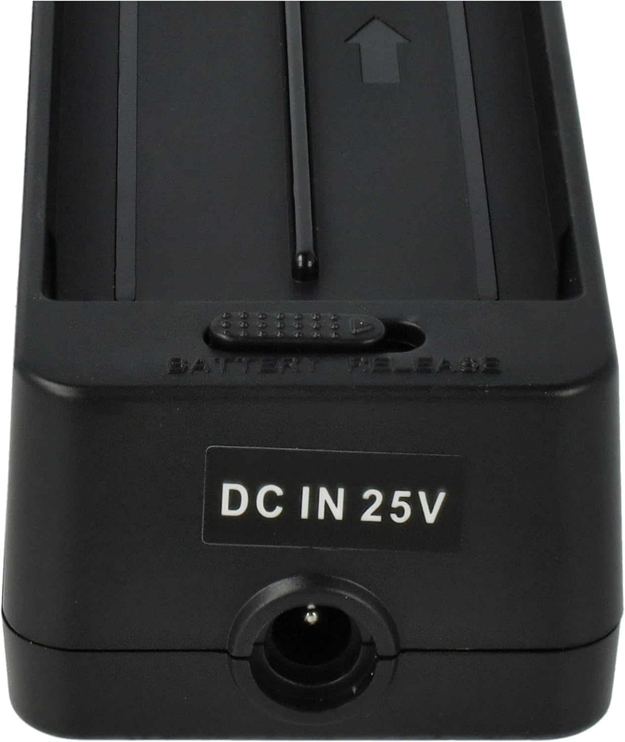 Close-up of the DC input port on the vhbw battery adapter
