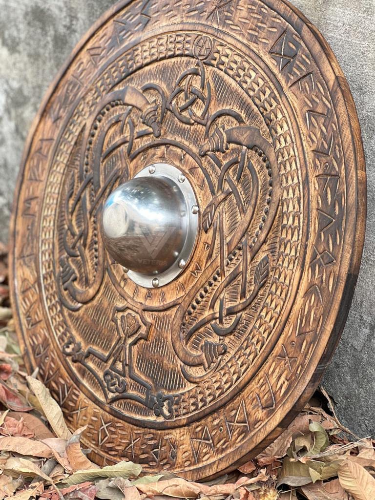 Escudo vikingo medieval para cosplay, juego de rol, vikingo con adornos rúnicos nórdicos tallados, escudo de madera de batalla auténtico escudo vikingo listo para la batalla