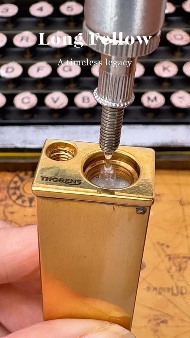 Encendedor Vintage de Latón con Llama Suave y Recargable miniatura 7