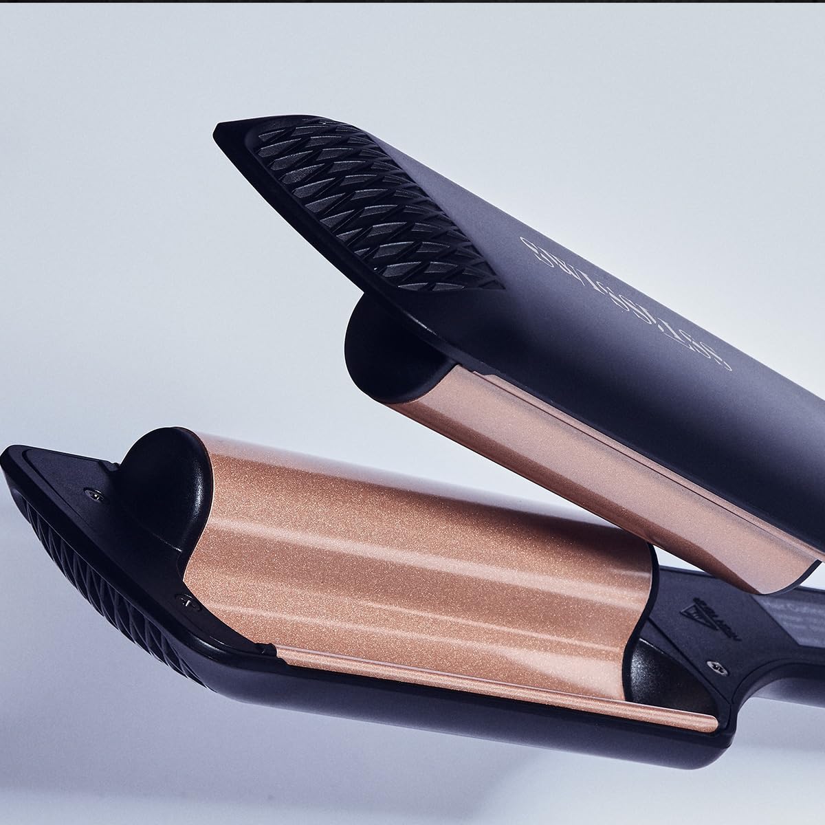 SWISSLISS - Piastra per Capelli Ondulata - The Wavy Edition - 5 livelli di temperatura da 140 a 220°C - Piastre 100% ceramica - 80W