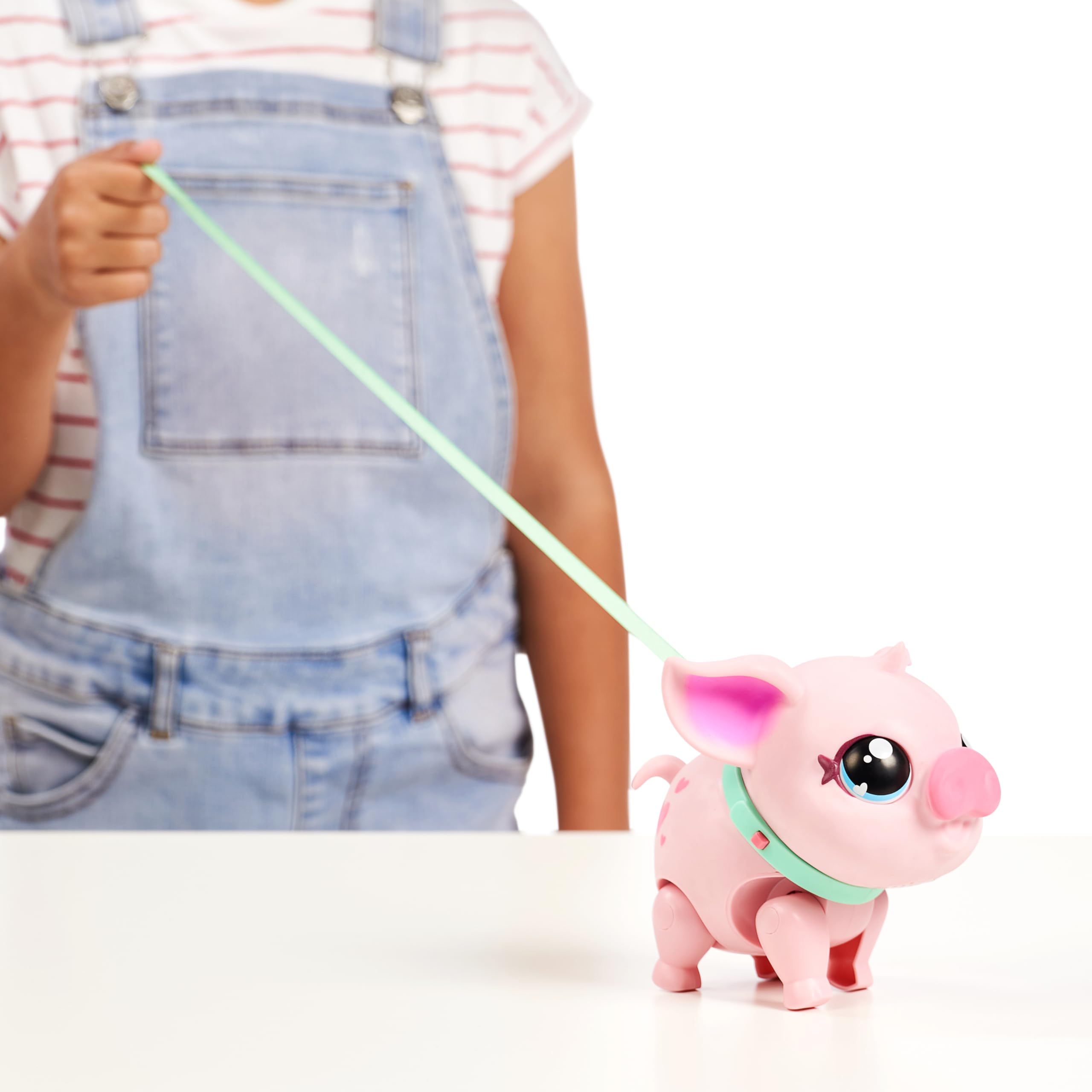 Little Live Pets My Walking Pig cerdita interactiva, Suave y Alegre Que Camina, Baila y te acaricia con la Nariz. Más de 20 Sonidos y reacciones. Pilas Incluidas. A Partir de 4 años.
