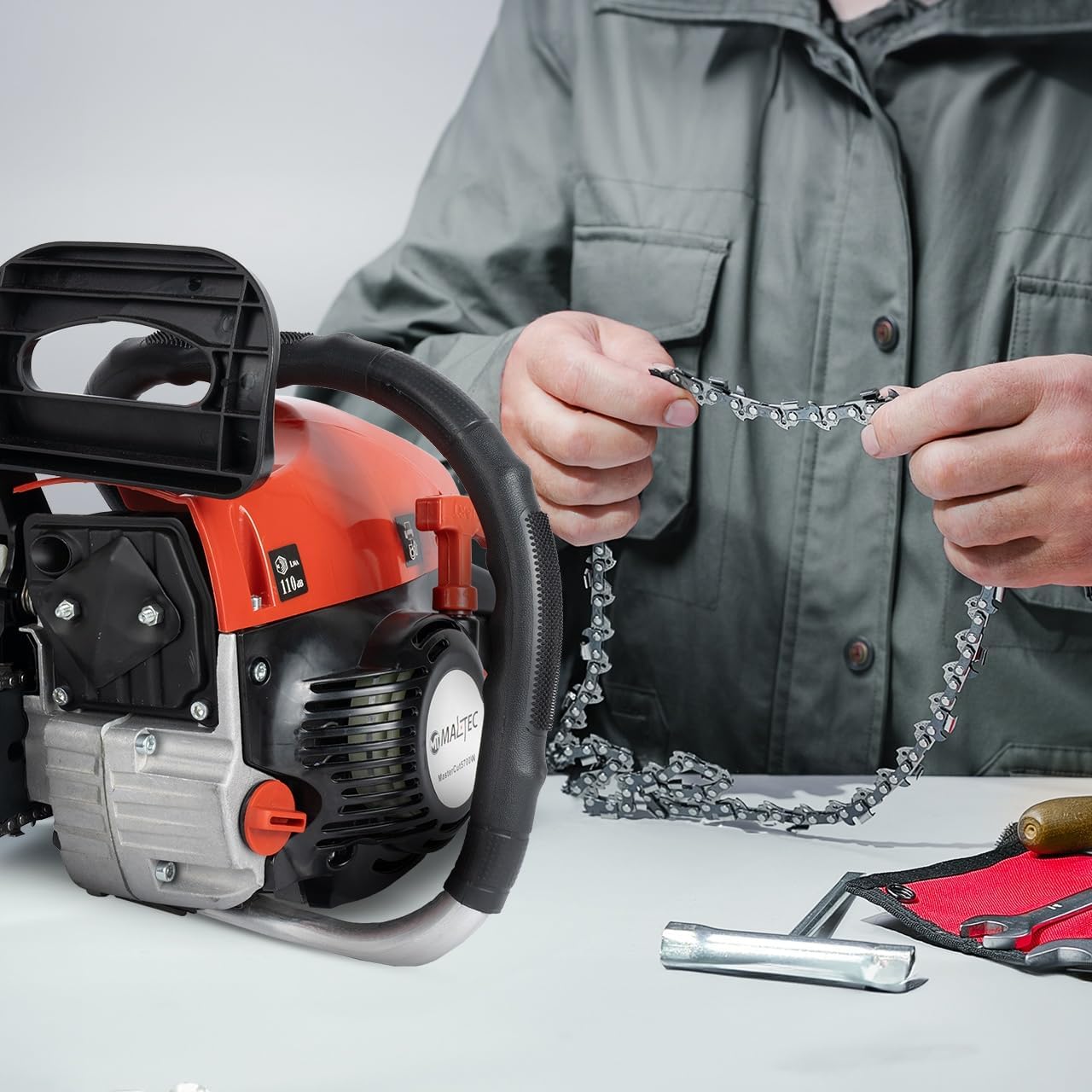 Chainsaw chain installation