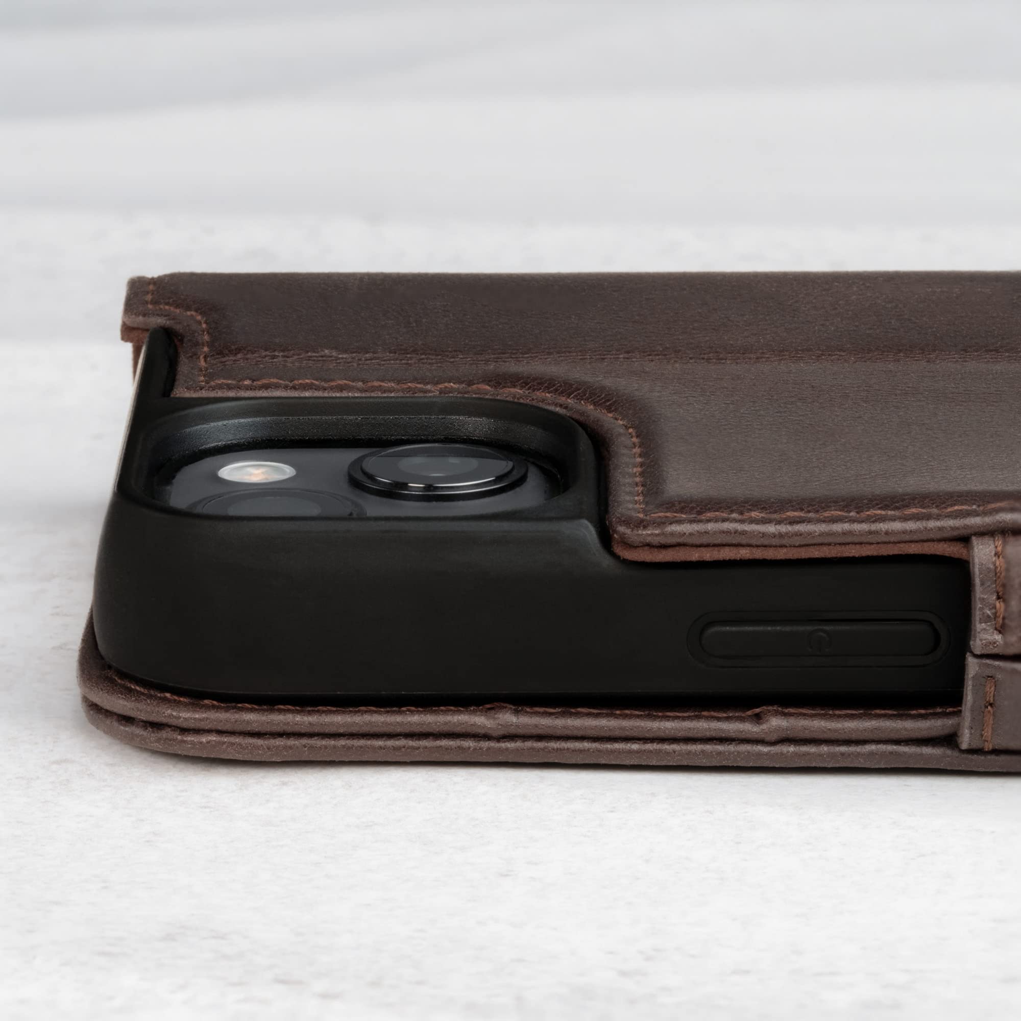 TORRO Funda de Cuero Compatible con iPhone 14 - Funda/Carcasa de Cuero Genuino con Tarjetero y Función Stand (Marrón Oscuro)