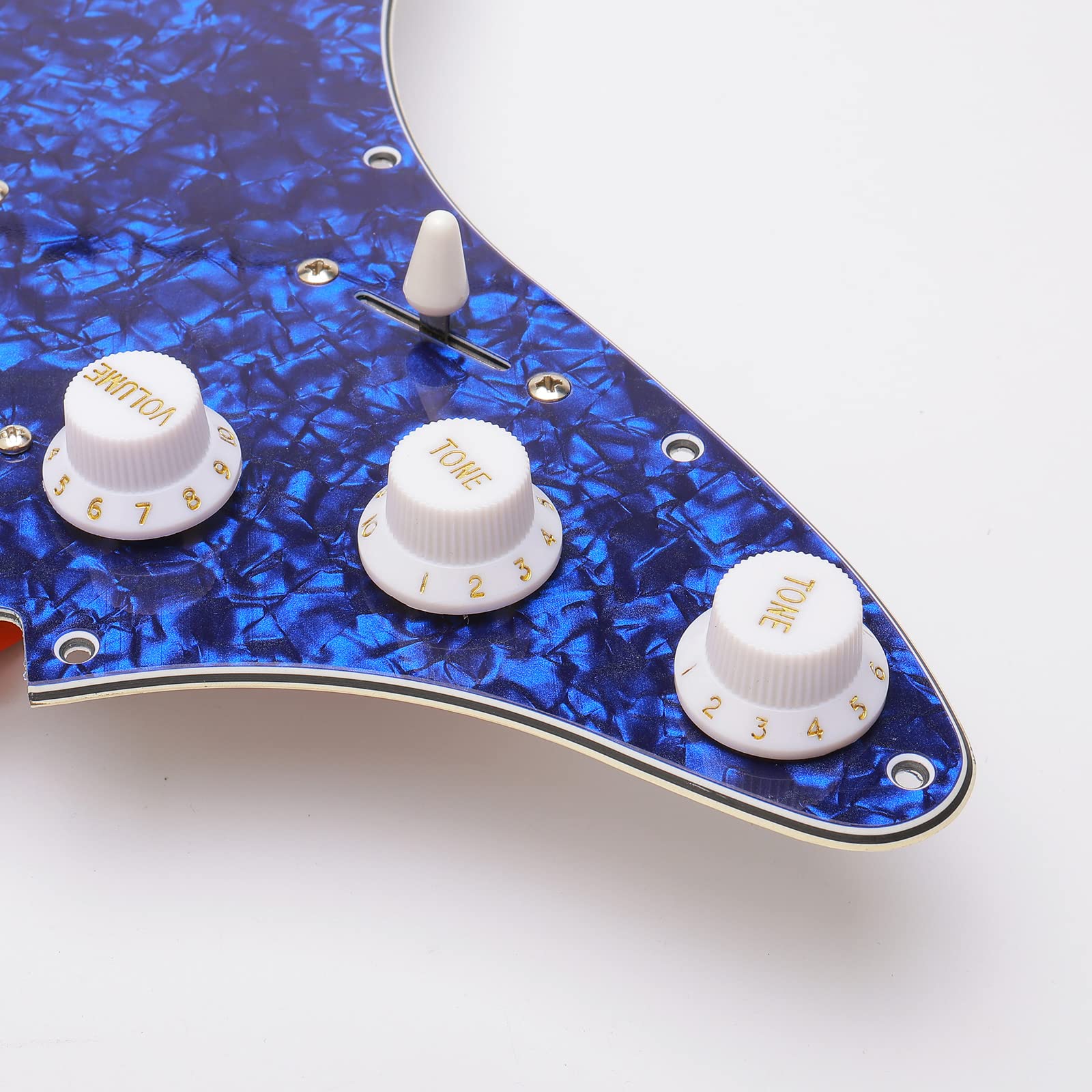 Vorverdrahtete Schlagbrett-Platte mit 11 Löchern, mit weißen HSH-Tonabnehmerteilen für Fender Strat Gitarre, mit Gitarrensaiten und Installationswerkzeug