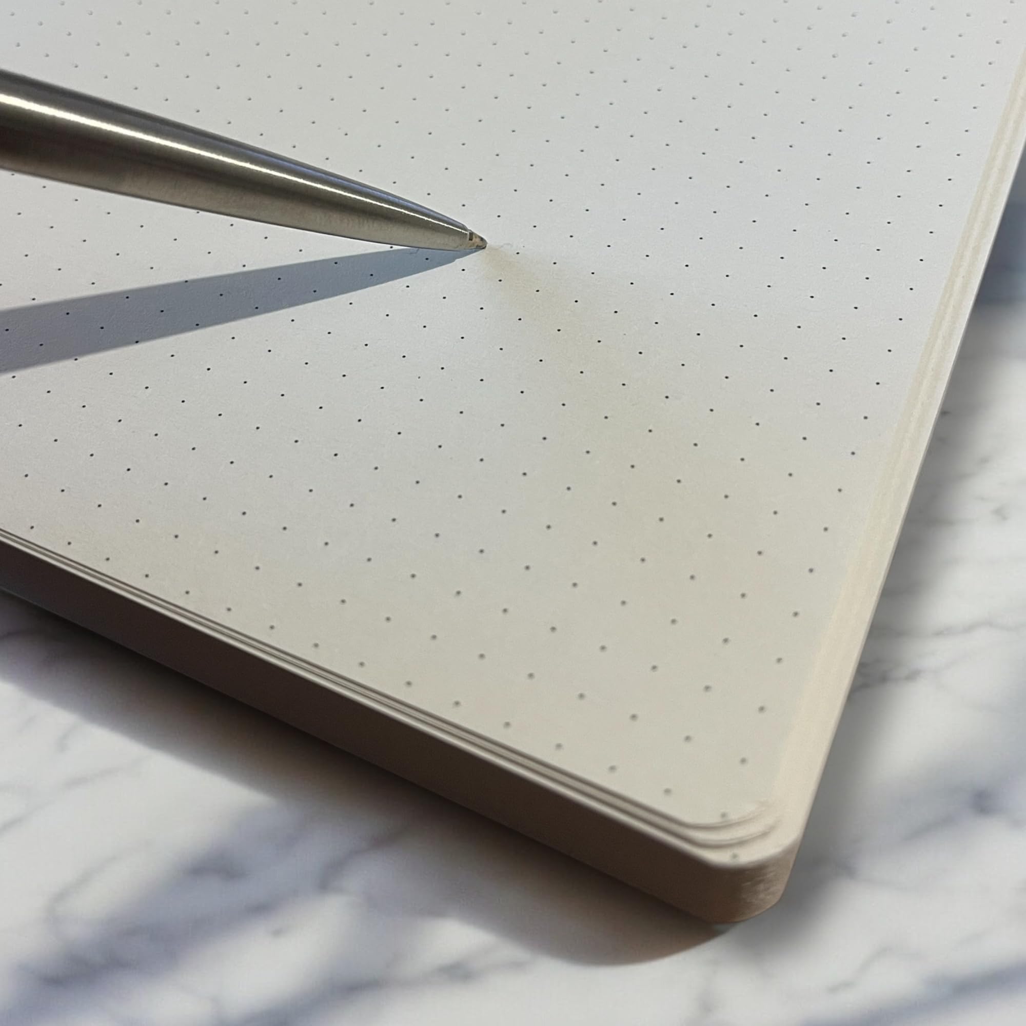 Fark Tanıtım Özel Tasarım Kraft Kapaklı A4 Defter - 180 Derece Açılabilir, Sırtı Dikişli,%100 El İşçiliği, Ofis, Okul, Günlük Kullanım İçin İdeal Defter (Noktalı)